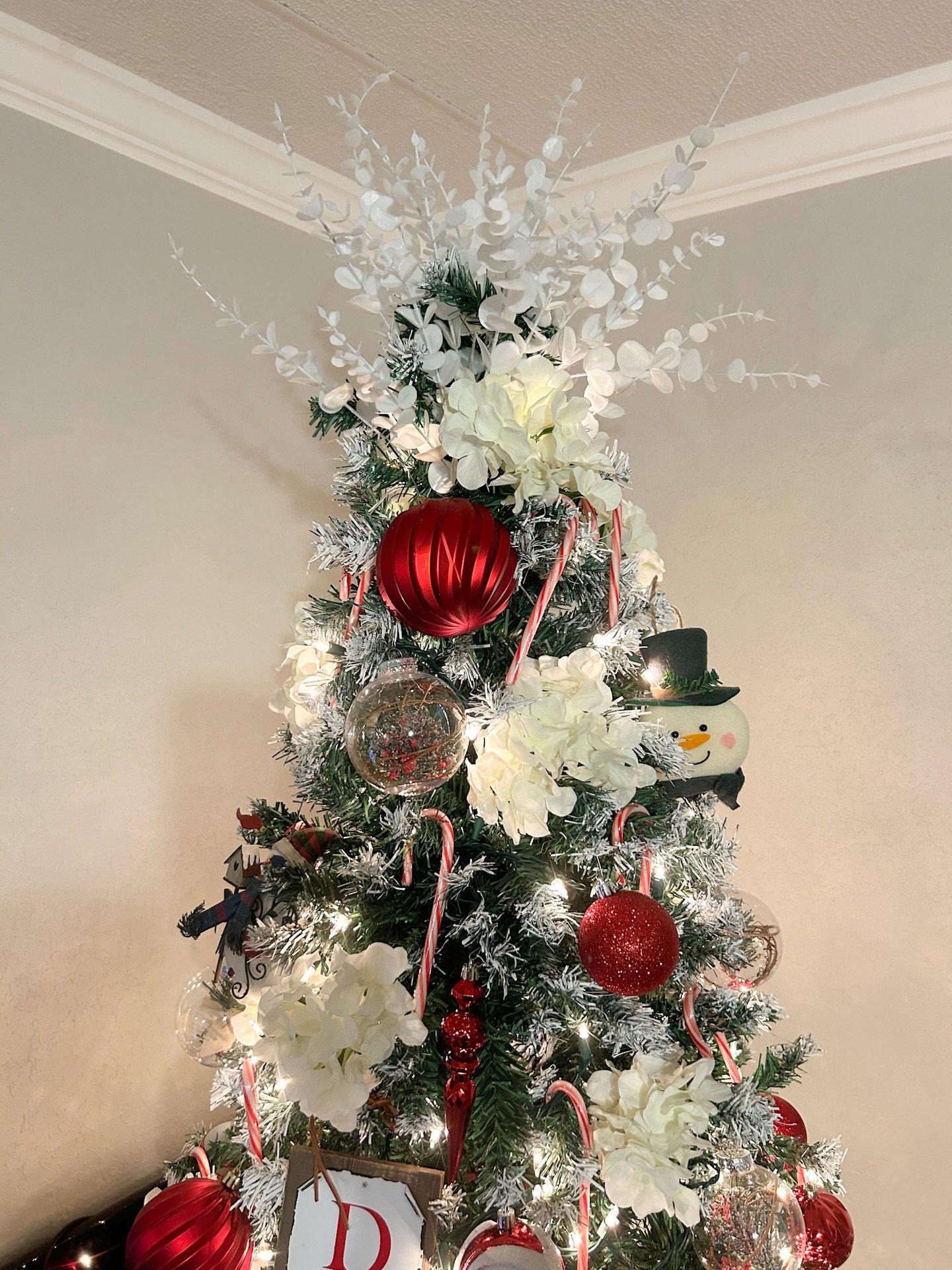Let's bring the joy of the holidays into your home! We were thrilled with how this tree turned out. Contact us today to decorate your tree. We can handle it all!
 
Click the link ( link in bio ) and browse our holiday services