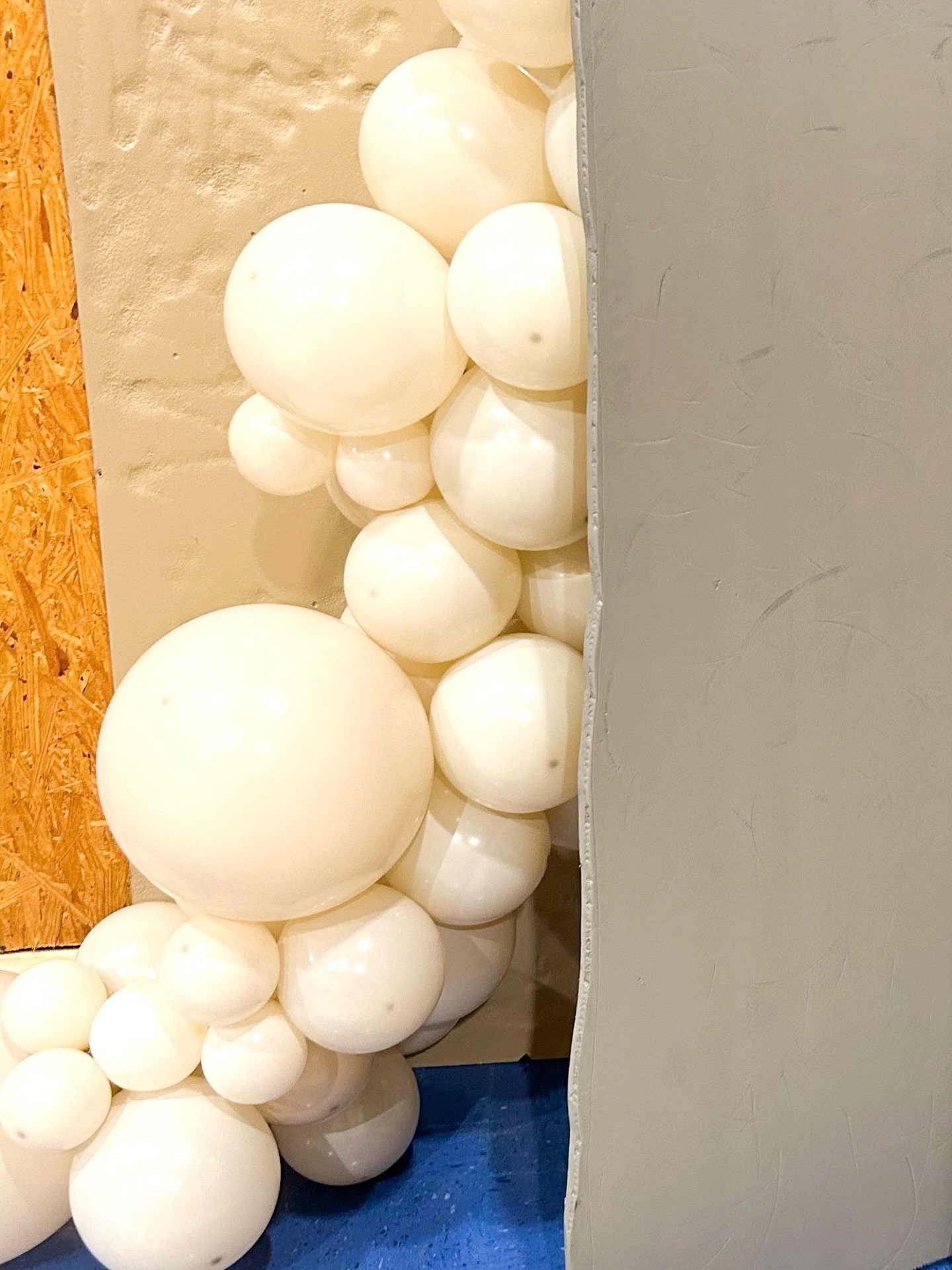 April 20, 2025: Everyone was so excited about the holiday and couldn&rsquo;t contain their smiles. The backdrop was the perfect setting to capture those moments; the cream colored Ultra Statement Balloon Garlands paired perfectly with everyone&rsquo;