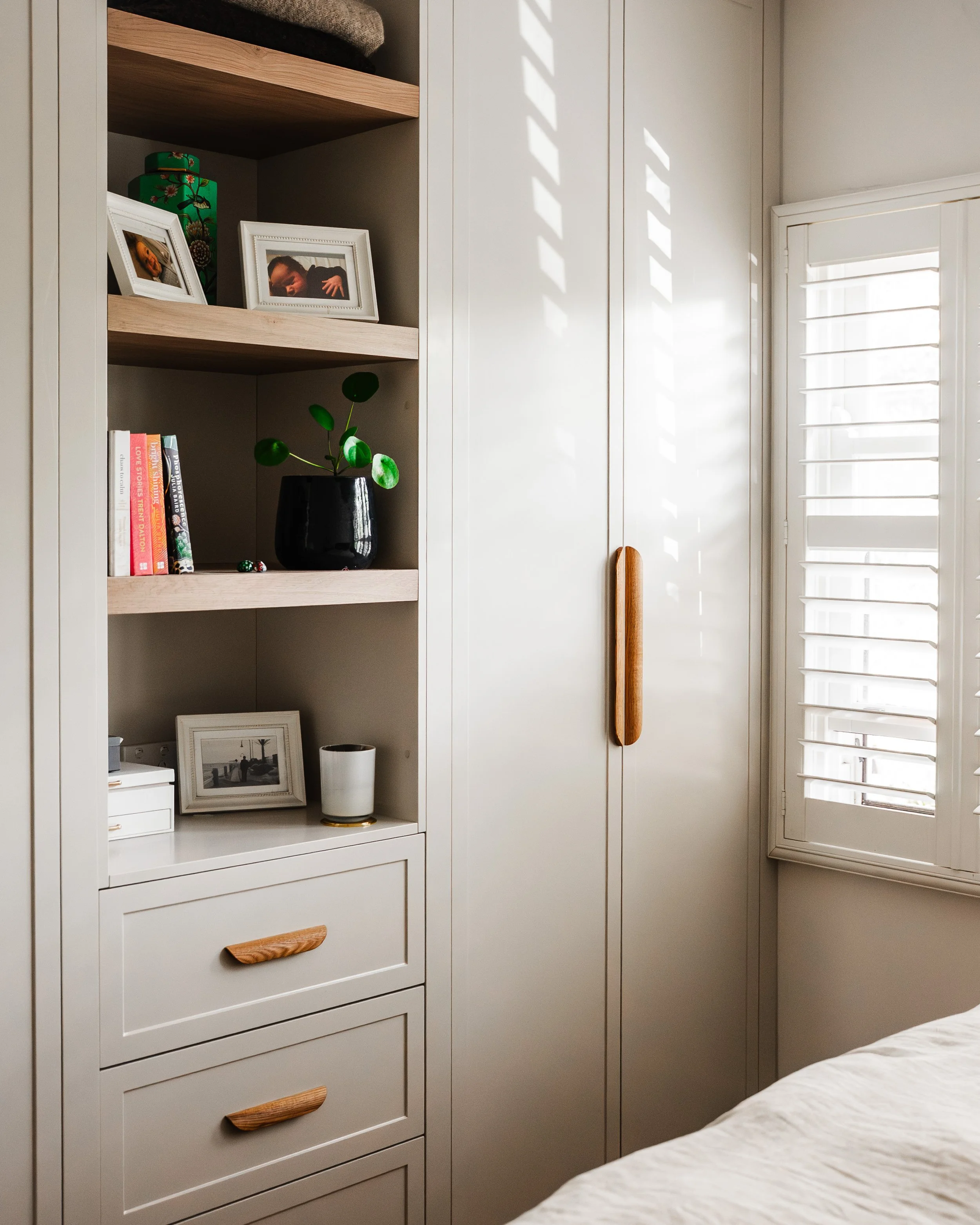 Bespoke bedroom wardrobe with timber handles and open shelving, Yarraville renovation by Lúrae Studio