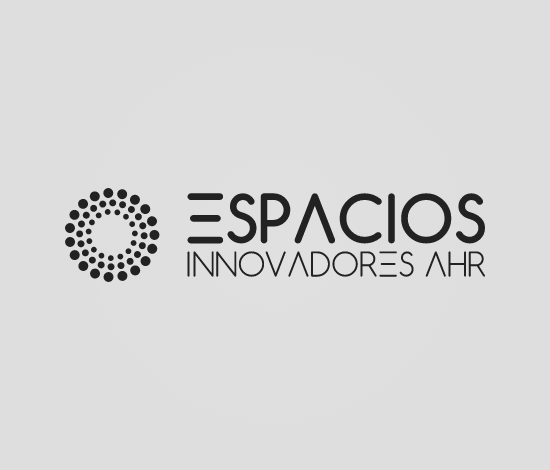 Logotipo de la empresa Espacios Innovadores AHR con un diseño circular de puntos y texto en negro sobre fondo gris claro.