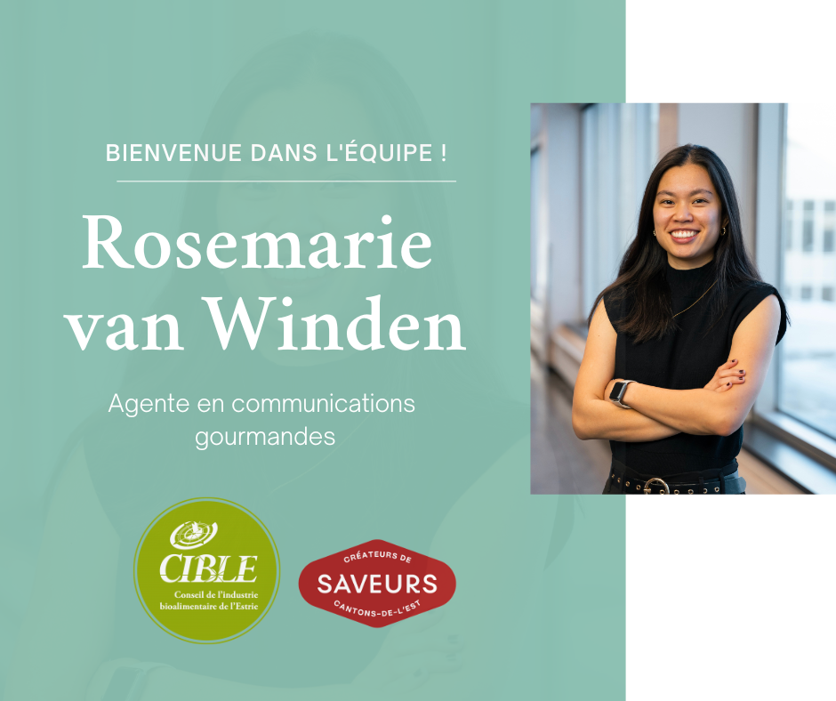 Photo d'une femme annonçant son nouvel emploi
