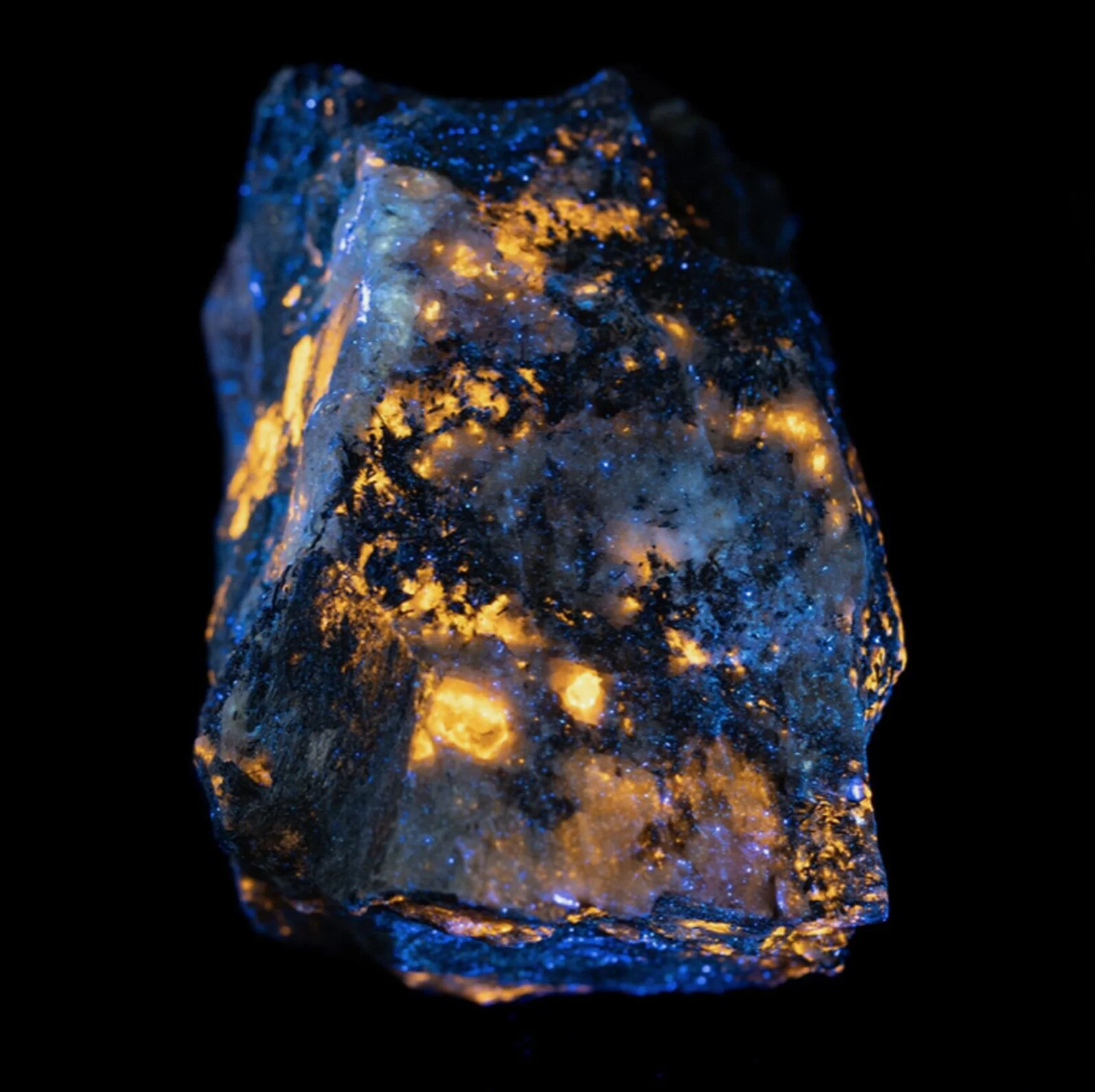 Pegmatite fragment from Urtites. 289g B.jpg