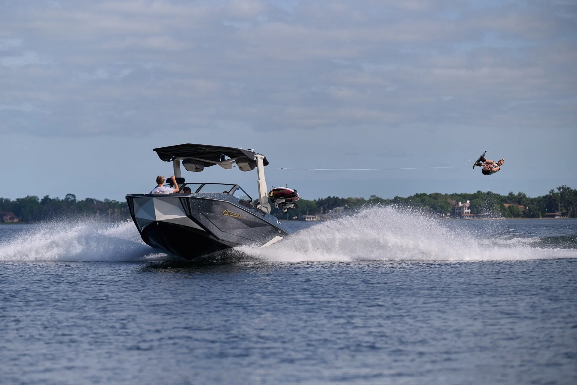 2027_Super_Air_Nautique_G23_On_Water-550.jpg