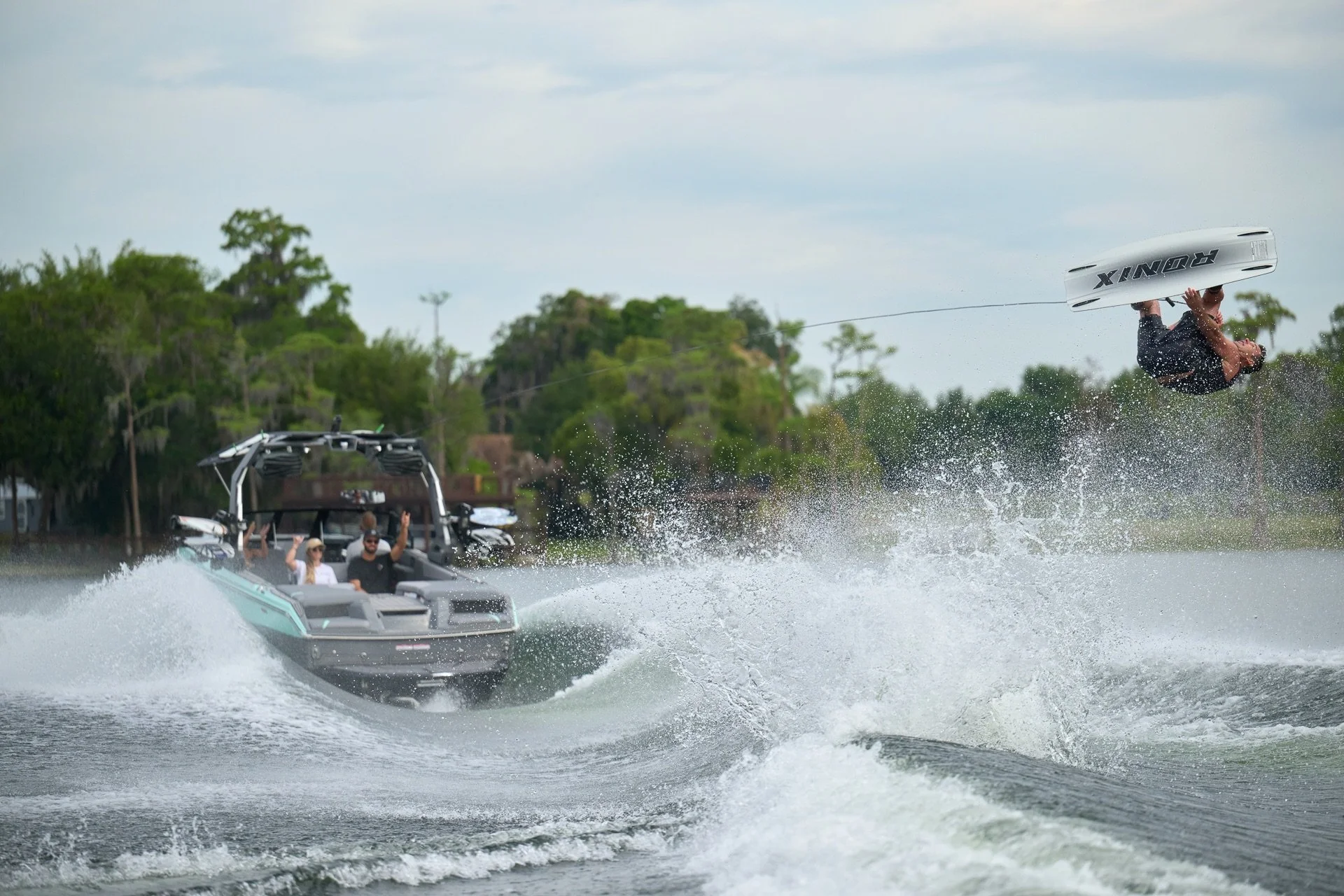 2027_Super_Air_Nautique_GS22_On_Water-368.jpg