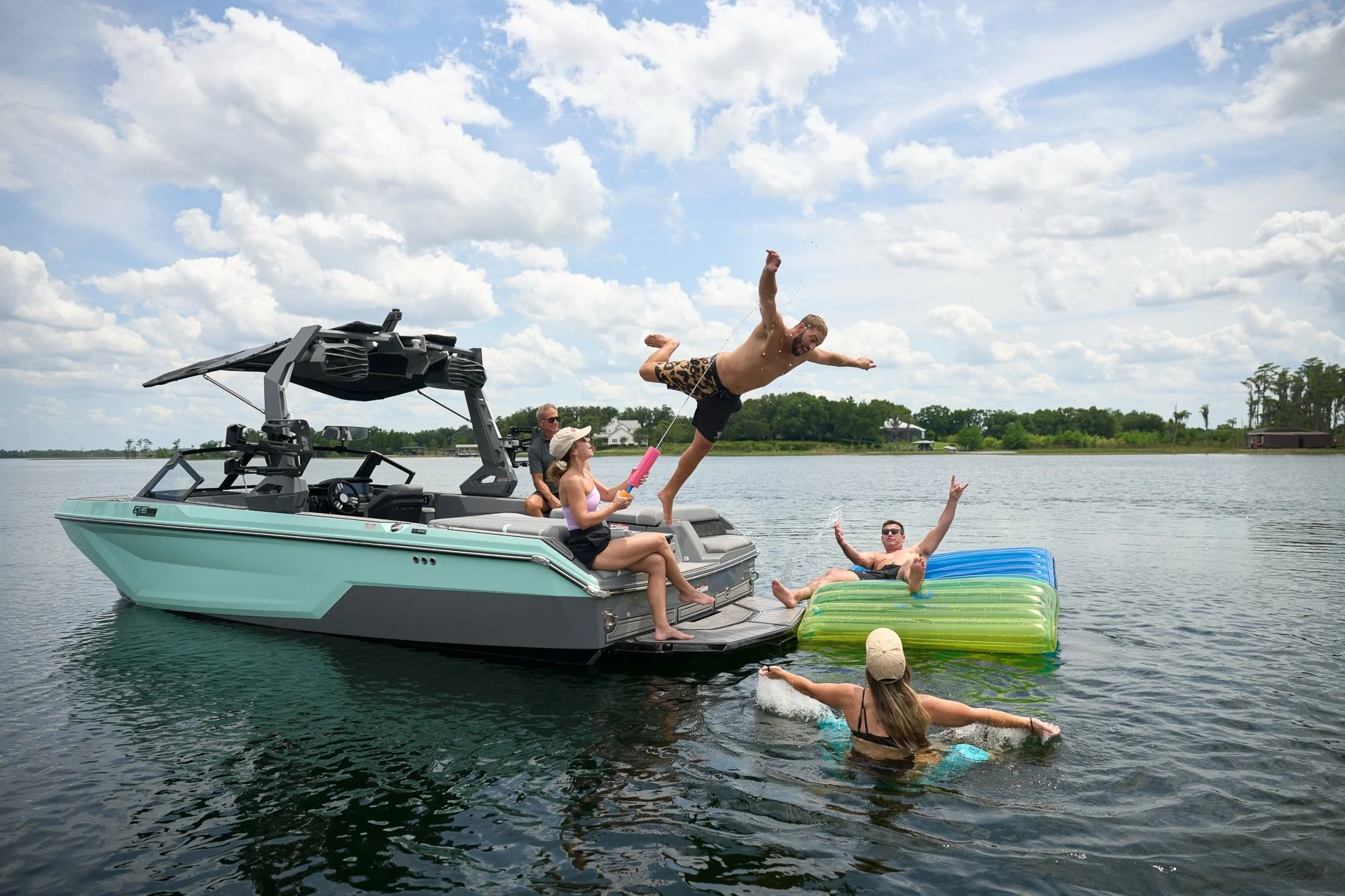 2027_Super_Air_Nautique_GS22_On_Water-387.jpg