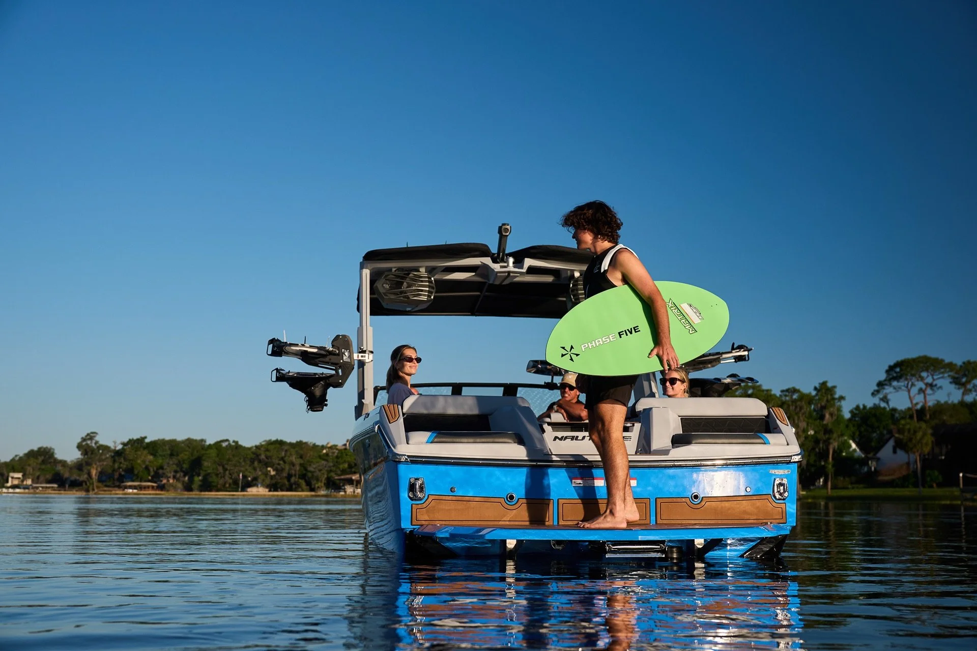 2027_Super_Air_Nautique_GS24_On_Water-139.jpg