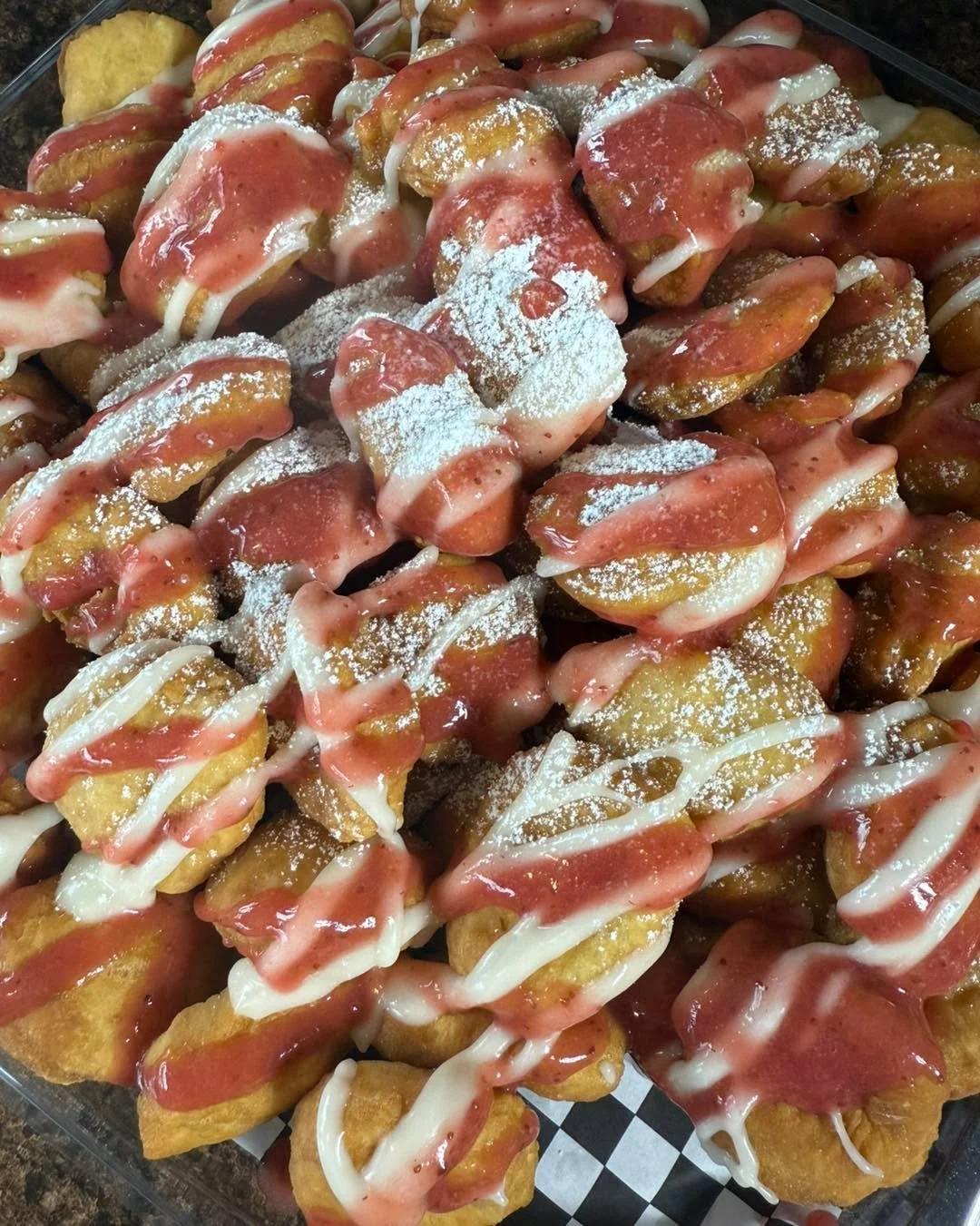 Mini frybread (bannock) ✨ 
The ones pictured are strawberry shortcake 🍓 

These 👇🏽 and our maple butter flavour went out to Google for 150 people to taste! 👅