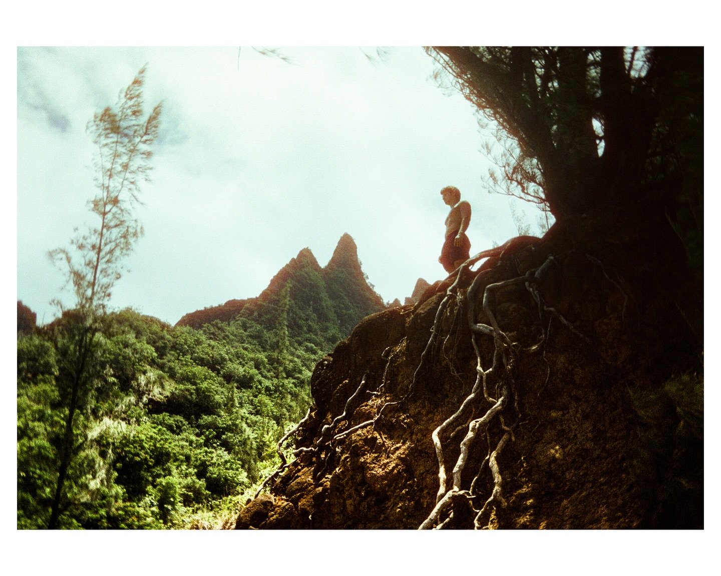 Hawaii feeling nostalgic 
.
Half frame Kodak&mdash; 400d Cinestill
.
#hawaii #kauai #napalicoast #film #filmphotography #nostalgia #halfframecamera #hanaleibay