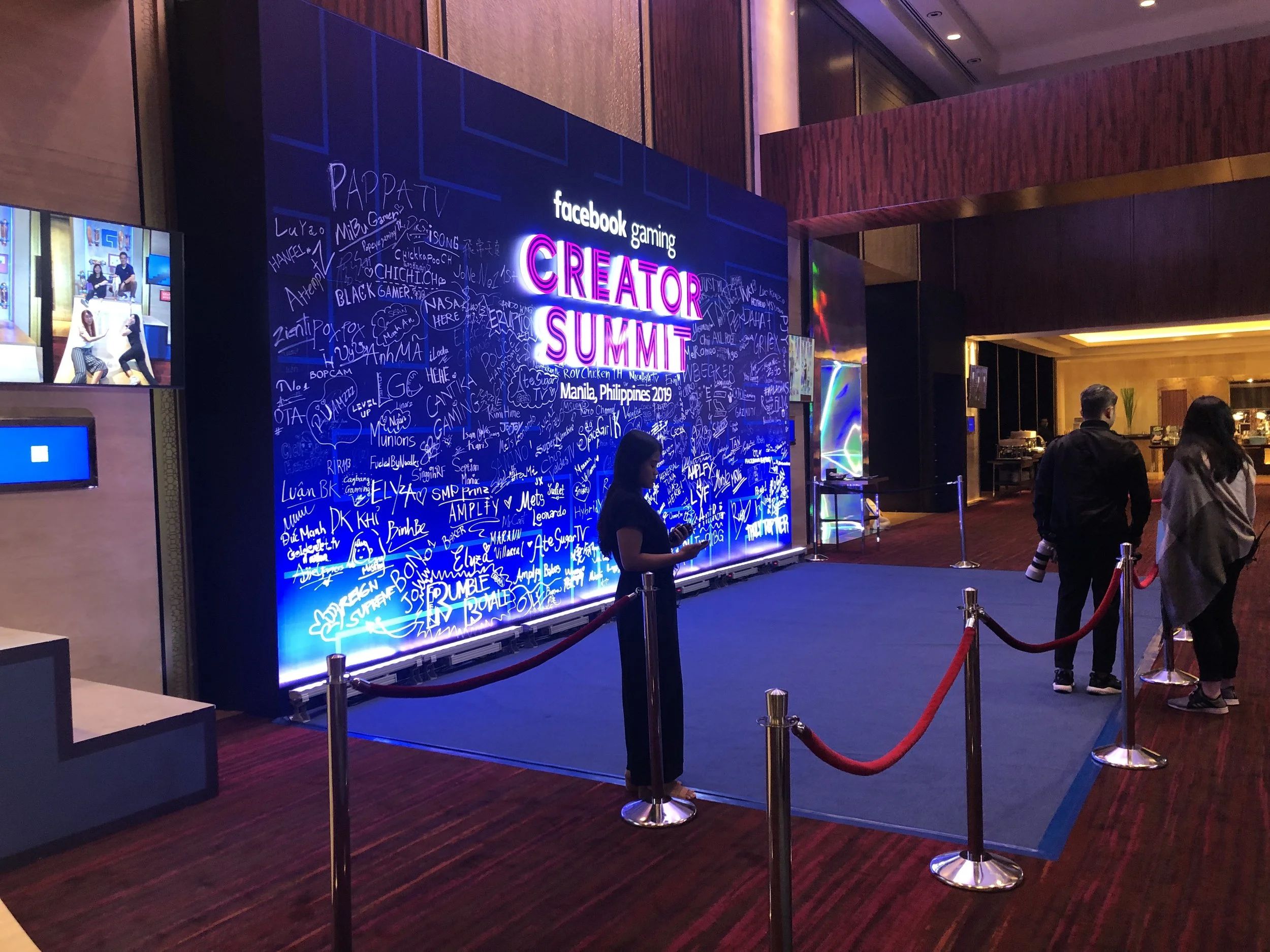 The welcome fall filled with messages and signatures of the creators.