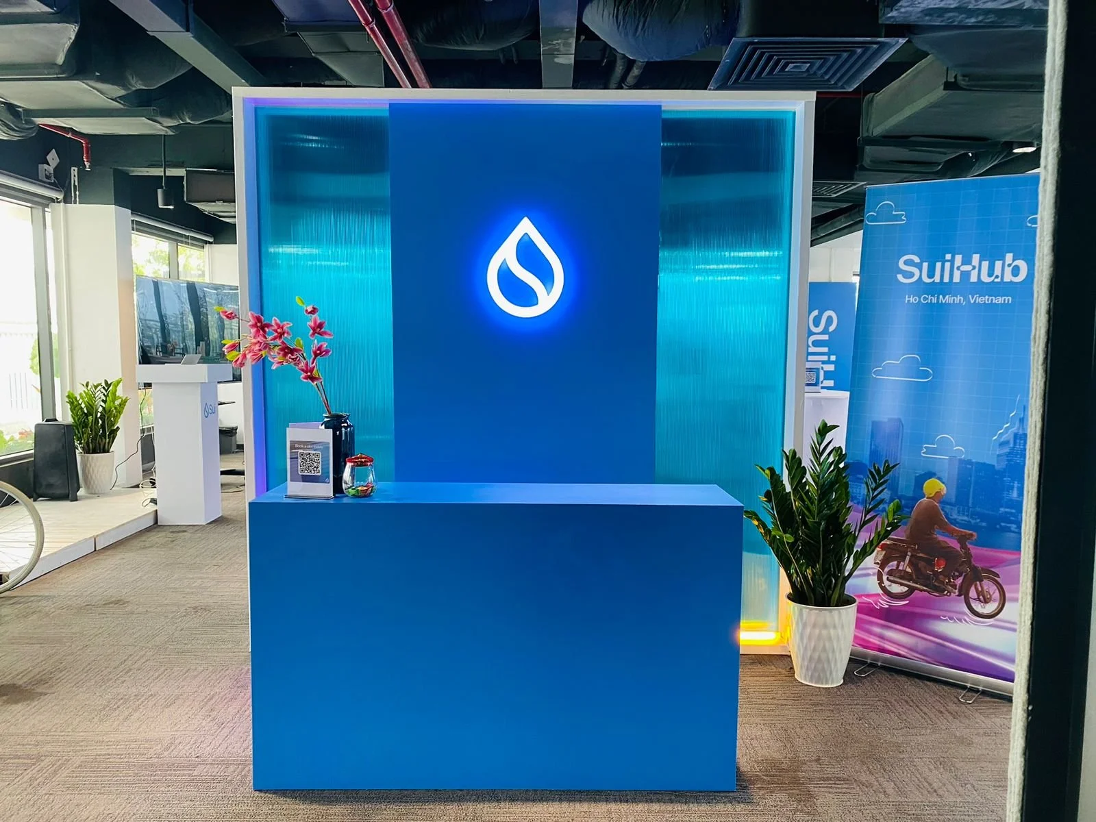 Reception desk and backdrop (Reality)