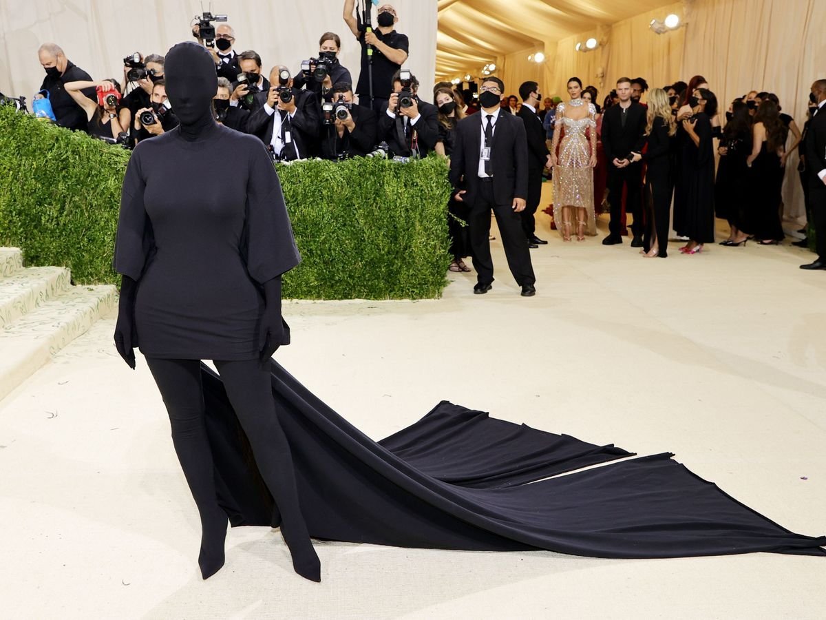 kim-kardashian-wearing-an-all-black-look-covering-her-face-at-the-met-gala,-causing-a-massive-wave-online.jpg