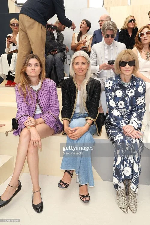 anna-wintour-(r)-attends-the-chanel-haute-couture-fall-winter-2022-2023.jpg
