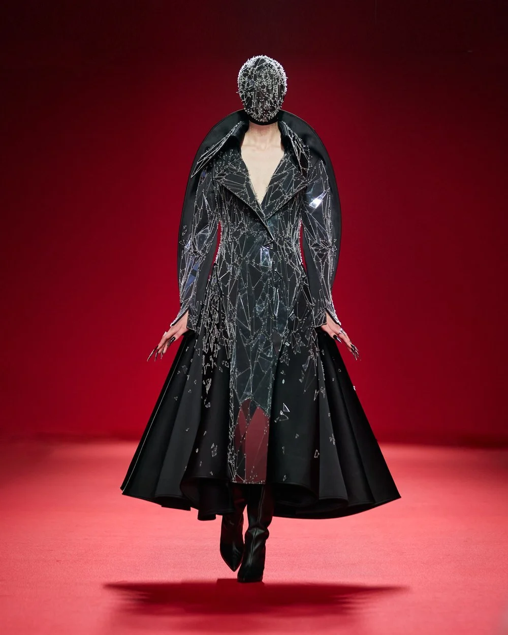 robert-wun_runway-look-from-paris-haute-couture-fashion-week-of-a-black-dress-covered-in-shards-of-glass.jpg