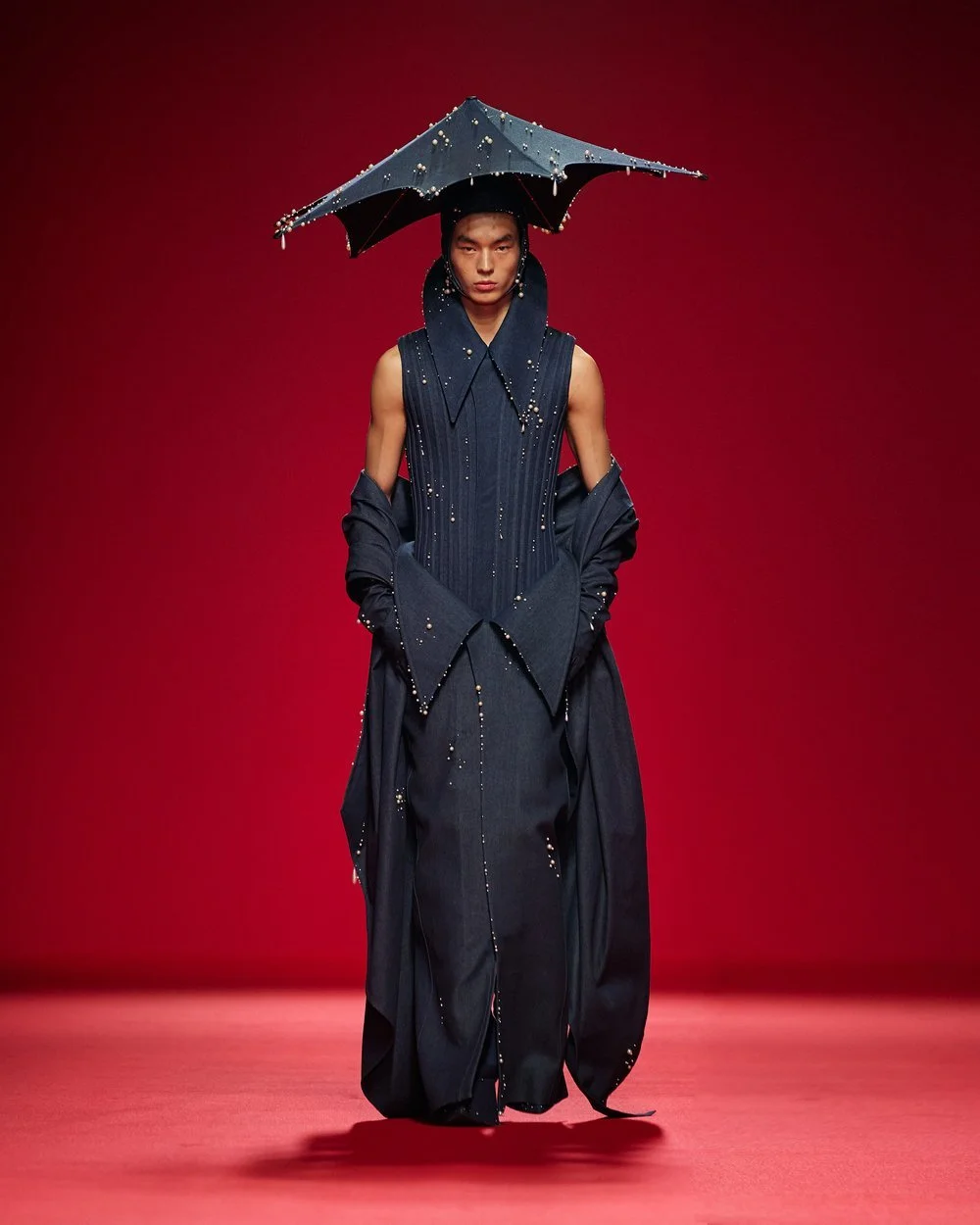 robert-wun-runway-haute-couture-at-paris-fashion-week,-making-it-rain-with-a-peeling-off-skirt-and-a-corset-like-vest.jpg