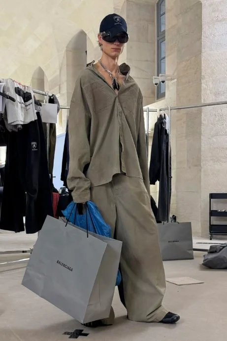 screenshot_9-12-2024_182836_balenciaga.dam.kering.com.jpeg