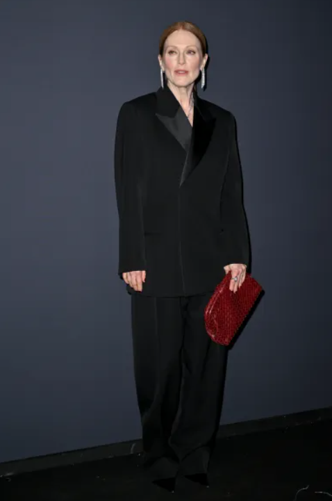 julianne-moore-wearing-bottega-veneta.png
