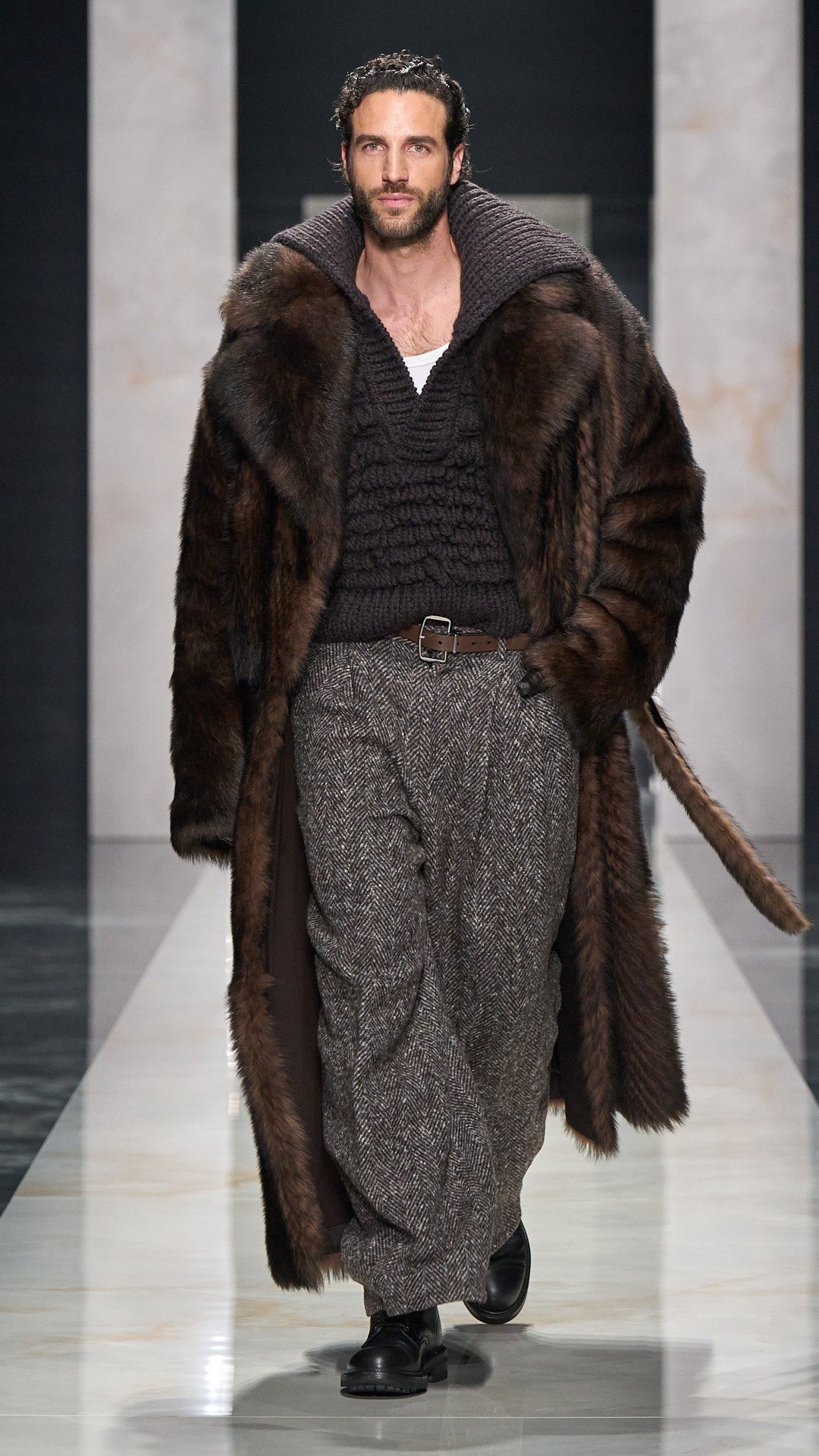 dolce-and-gabbana-men-fall-winter-26-fashion-show-look-02.jpg