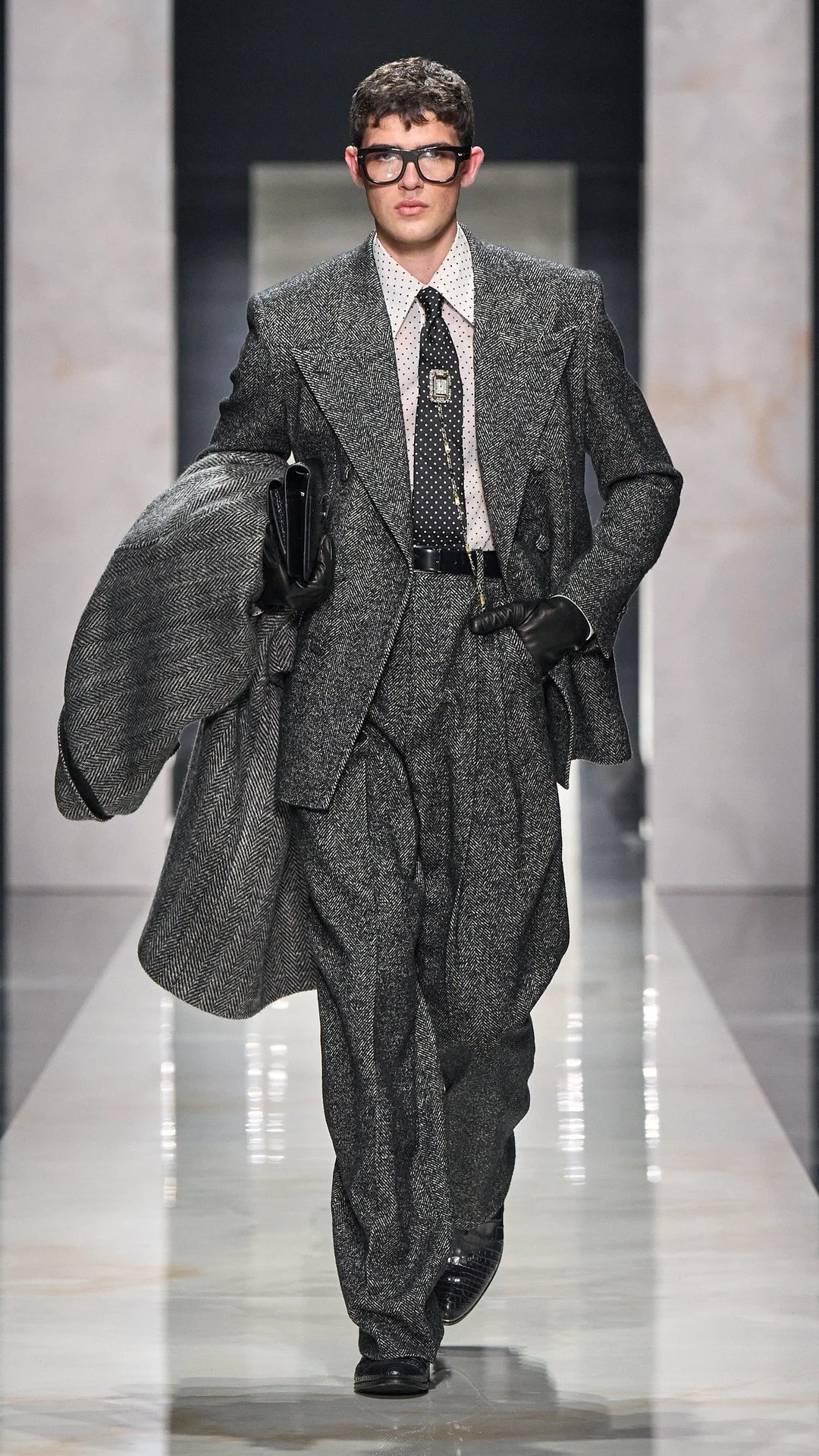 dolce-and-gabbana-men-fall-winter-26-fashion-show-look-04.jpg