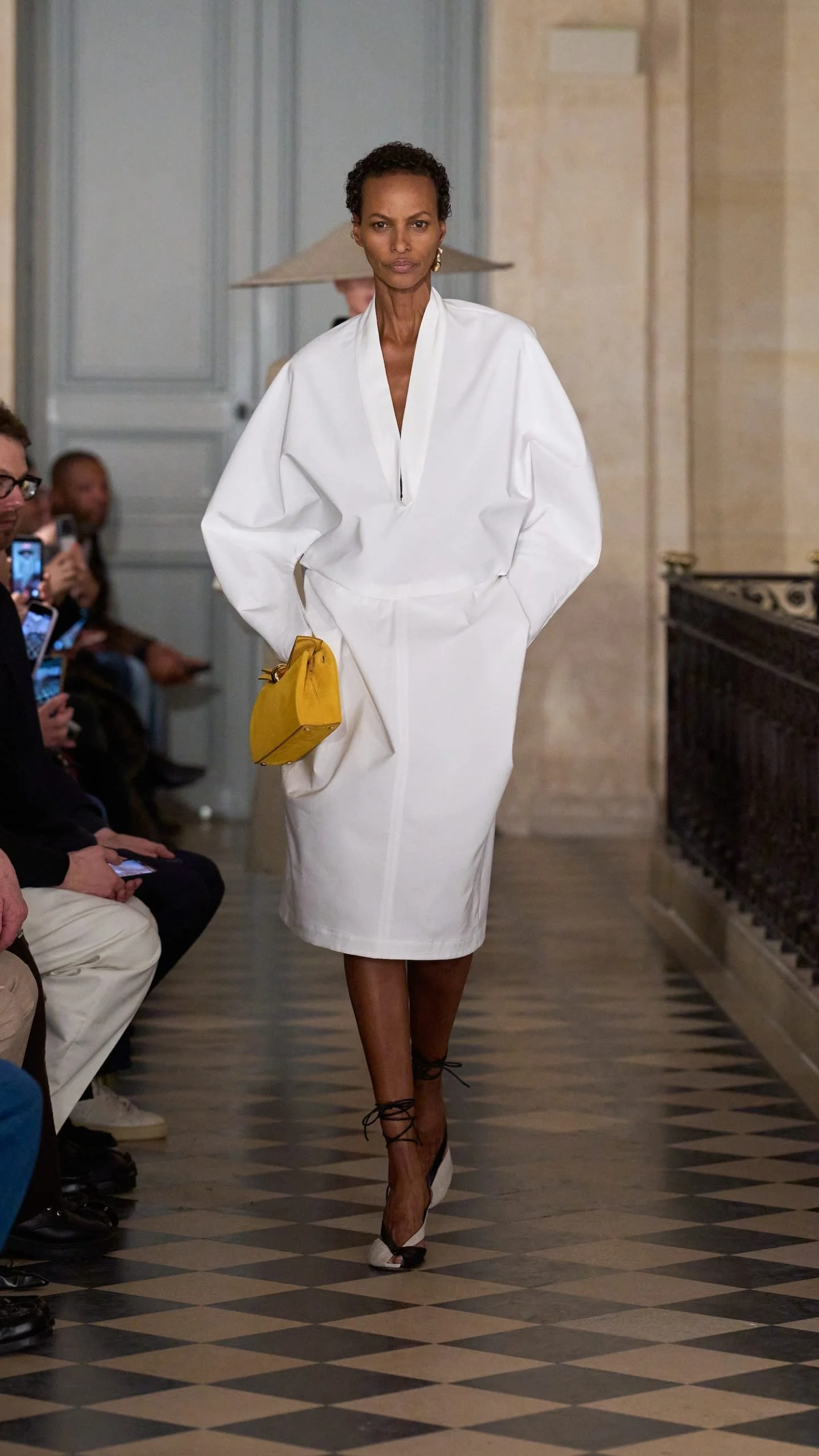 JACQUEMUS-LE-PALMIER-916_-LOOK8-scaled.jpg