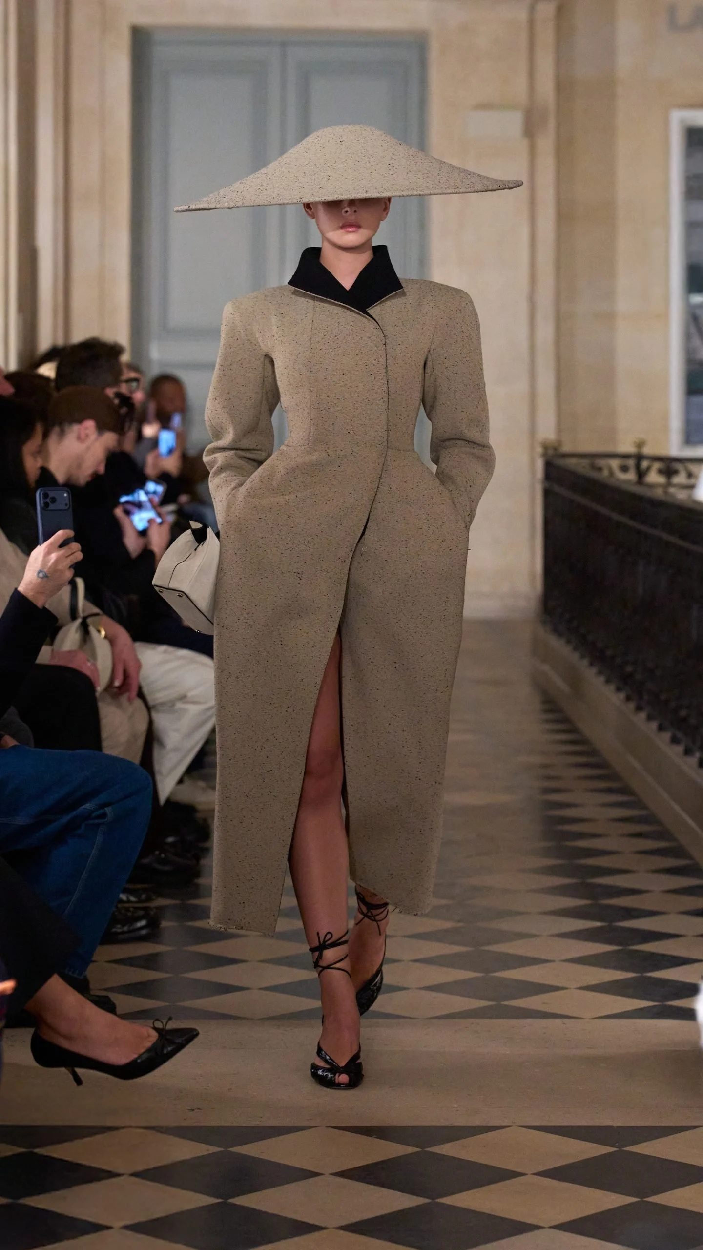 JACQUEMUS-LE-PALMIER-916_-LOOK9-scaled.jpg