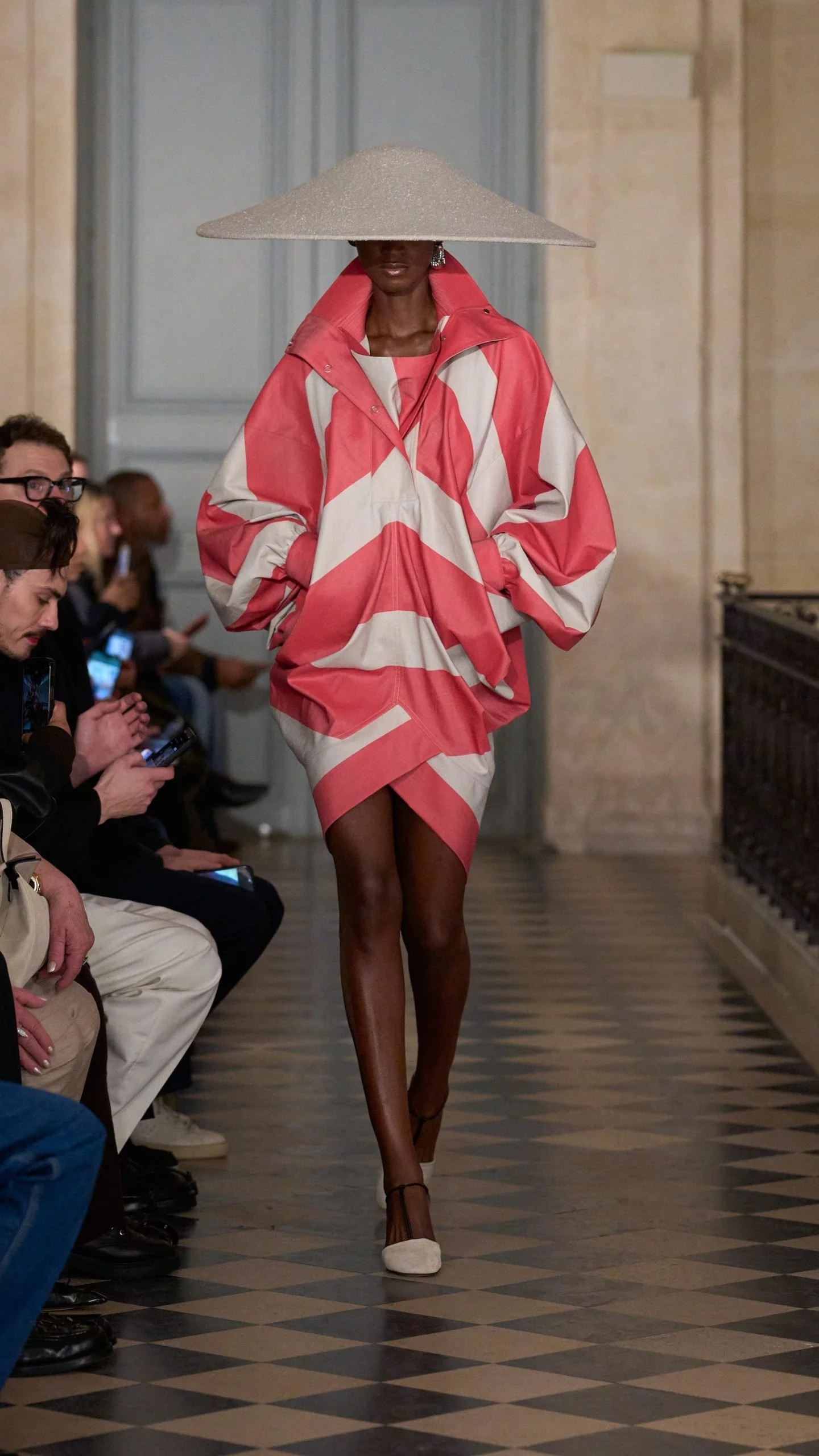JACQUEMUS-LE-PALMIER-916_-LOOK14-scaled.jpg