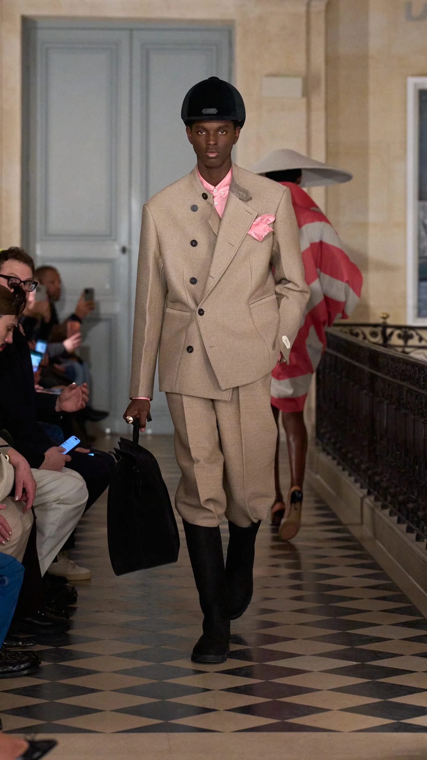 JACQUEMUS-LE-PALMIER-916_-LOOK16-scaled.jpg