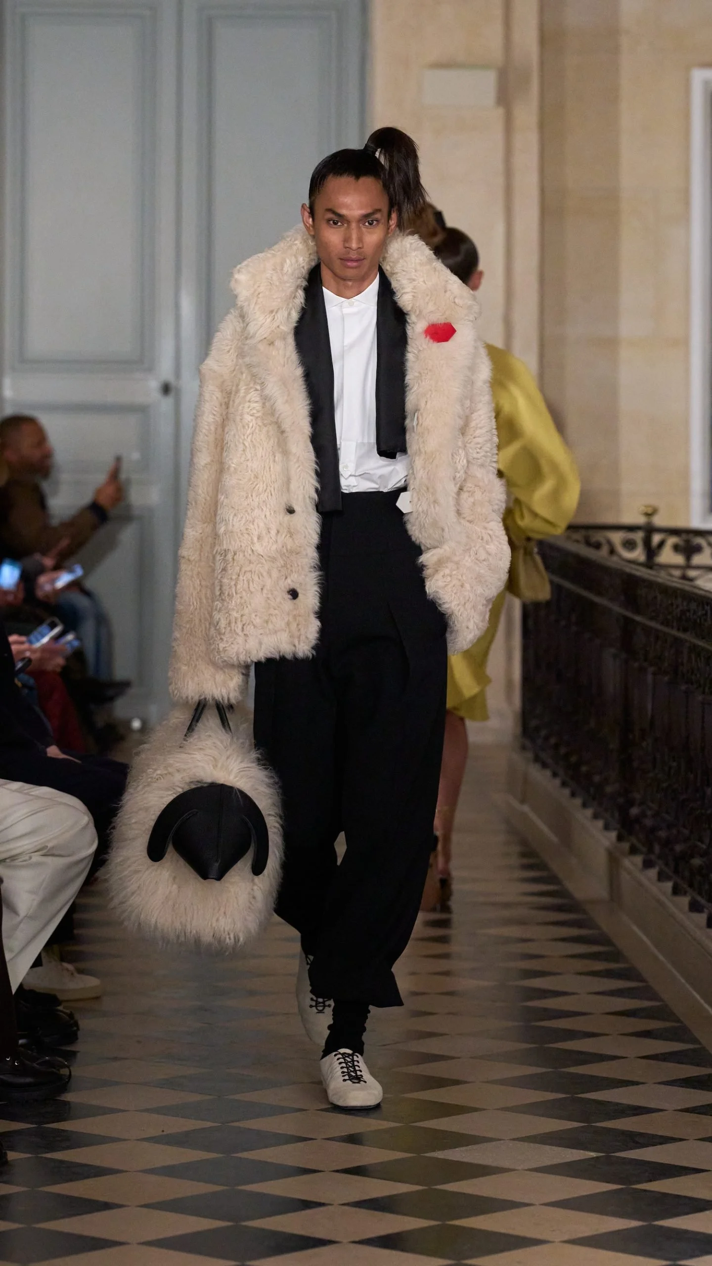 JACQUEMUS-LE-PALMIER-916_-LOOK40-scaled.jpg