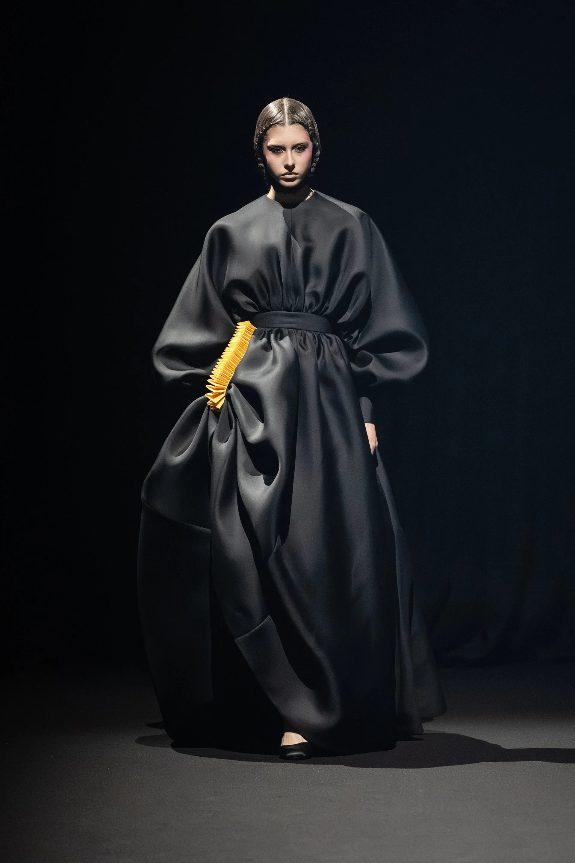 Look01_Viktor_Rolf_HauteCouture_SS26.jpg