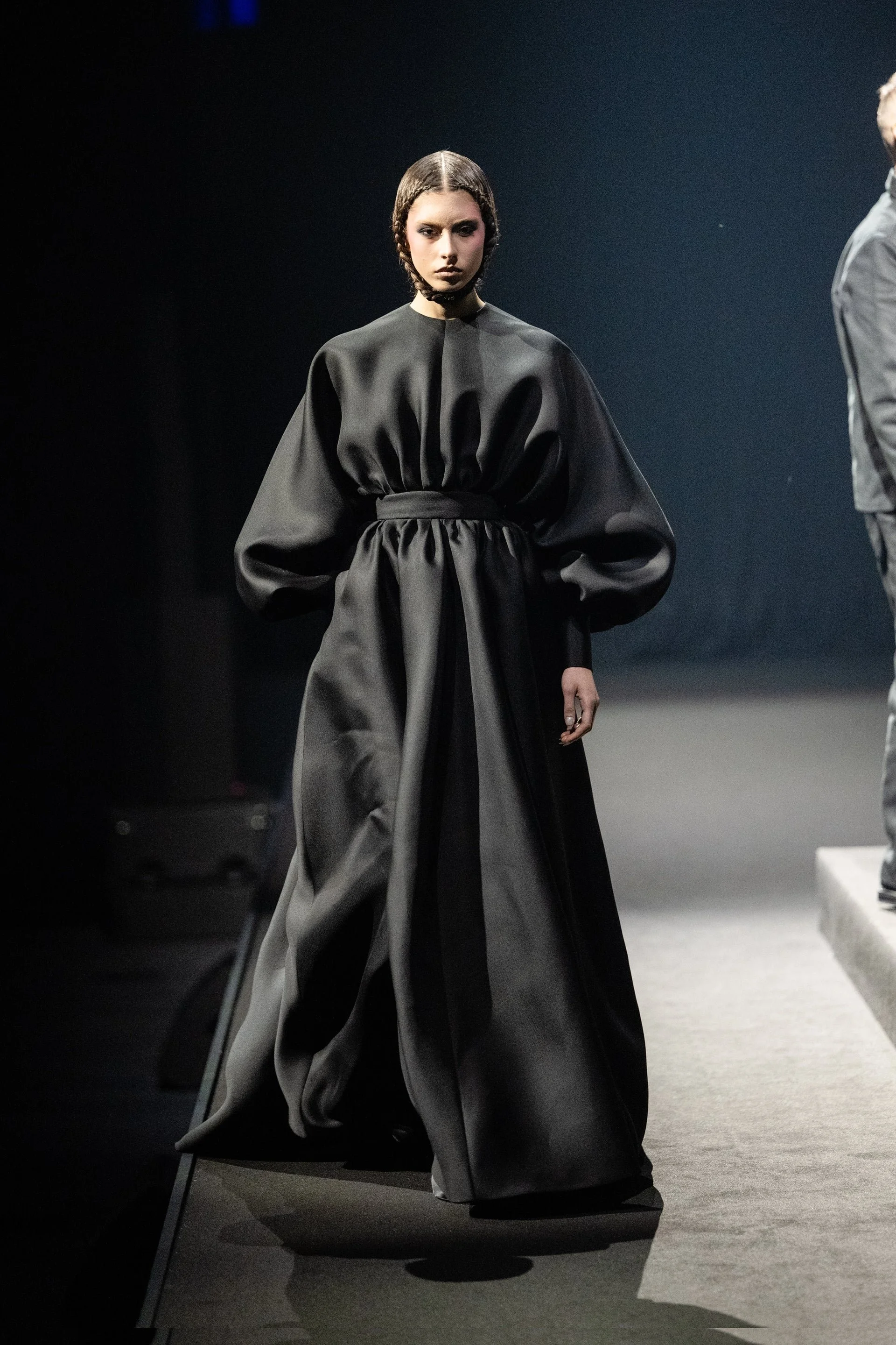 Look02_Viktor_Rolf_HauteCouture_SS26.jpg