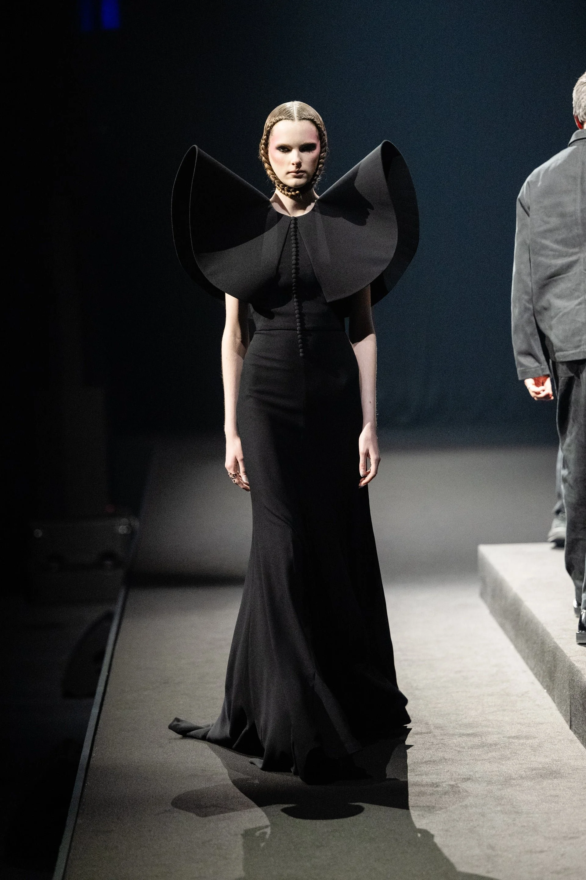Look06_Viktor_Rolf_HauteCouture_SS26.jpg