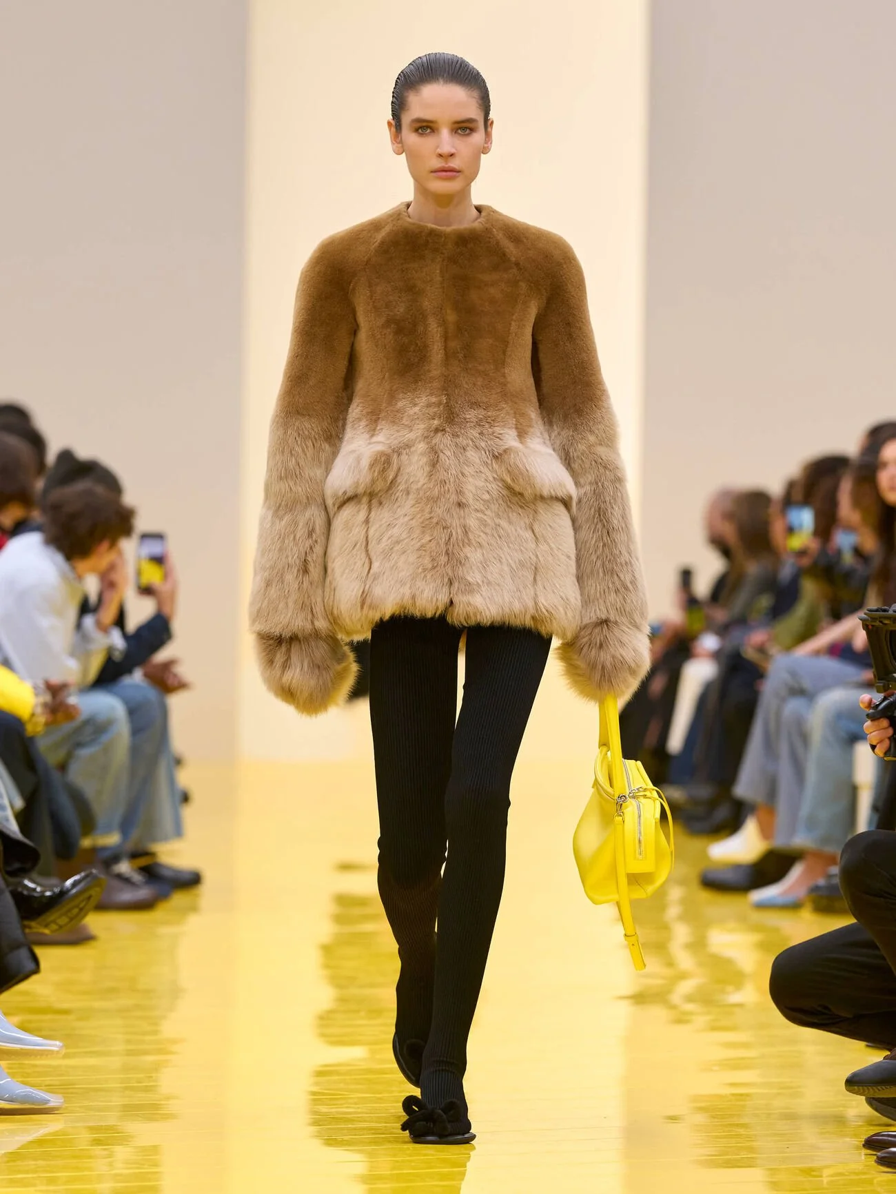 LOEWE_FW26_WW_SHOW_RUNWAY_LOOK_08_FRONT_RGB_CROPPED_3x4_01(1).jpg