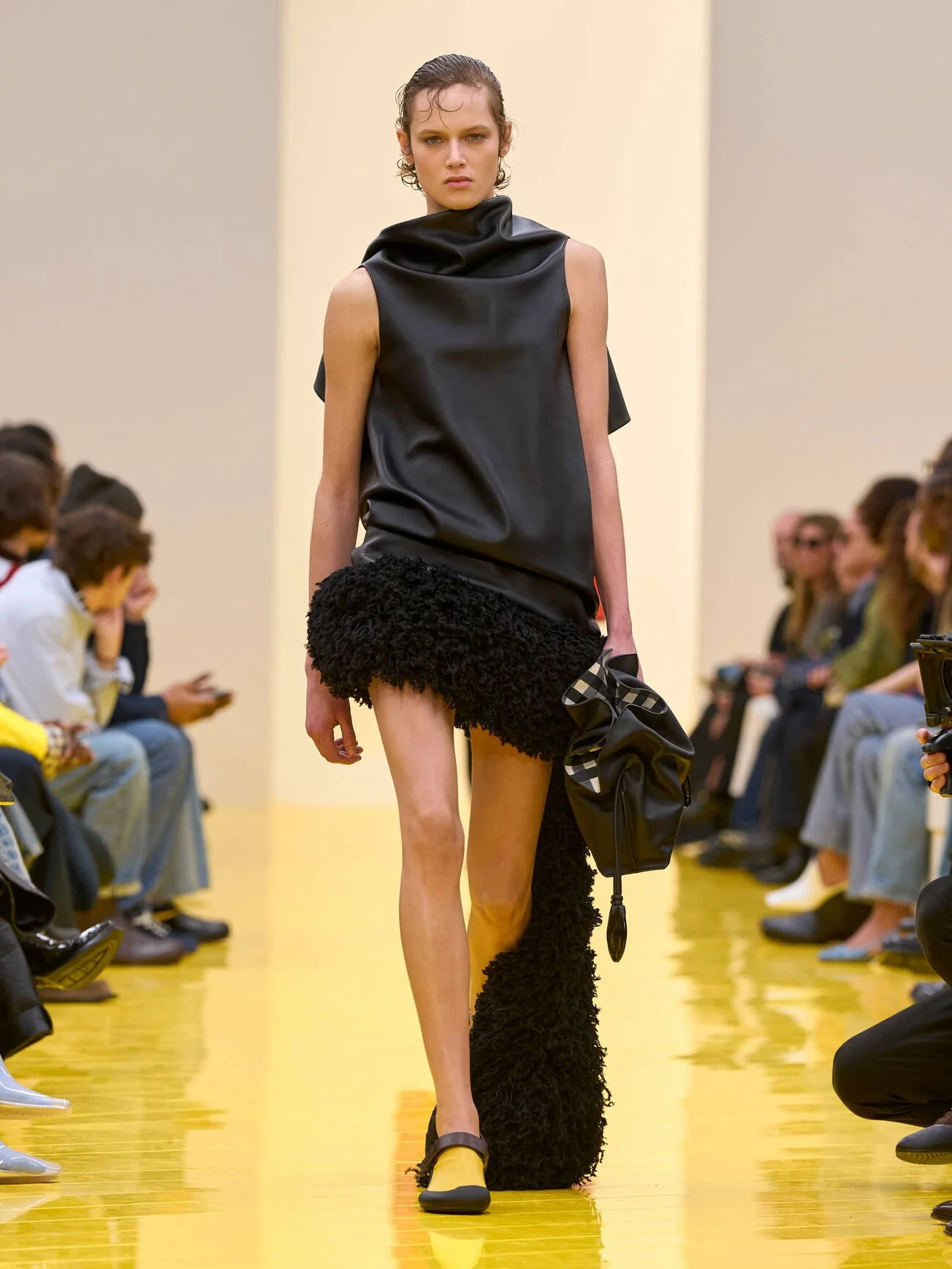 LOEWE_FW26_WW_SHOW_RUNWAY_LOOK_11_FRONT_RGB_CROPPED_3x4_01(1).jpg