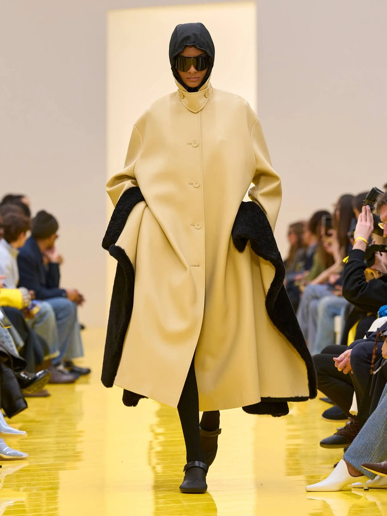 LOEWE_FW26_WW_SHOW_RUNWAY_LOOK_18_FRONT_RGB_CROPPED_3x4_01(1).jpg
