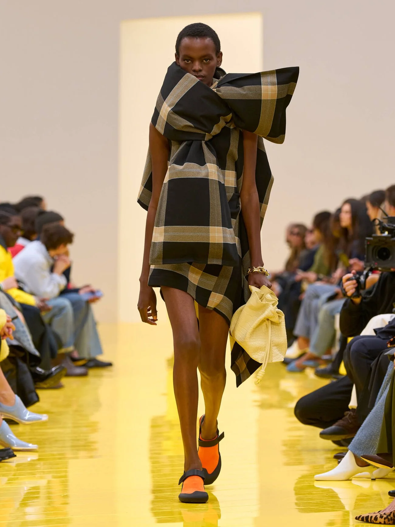 LOEWE_FW26_WW_SHOW_RUNWAY_LOOK_47_FRONT_RGB_CROPPED_3x4_01(1).jpg