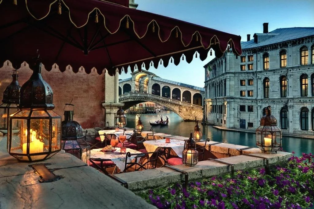 Al Ponte Antico restaurant with rialto bridge.jpg
