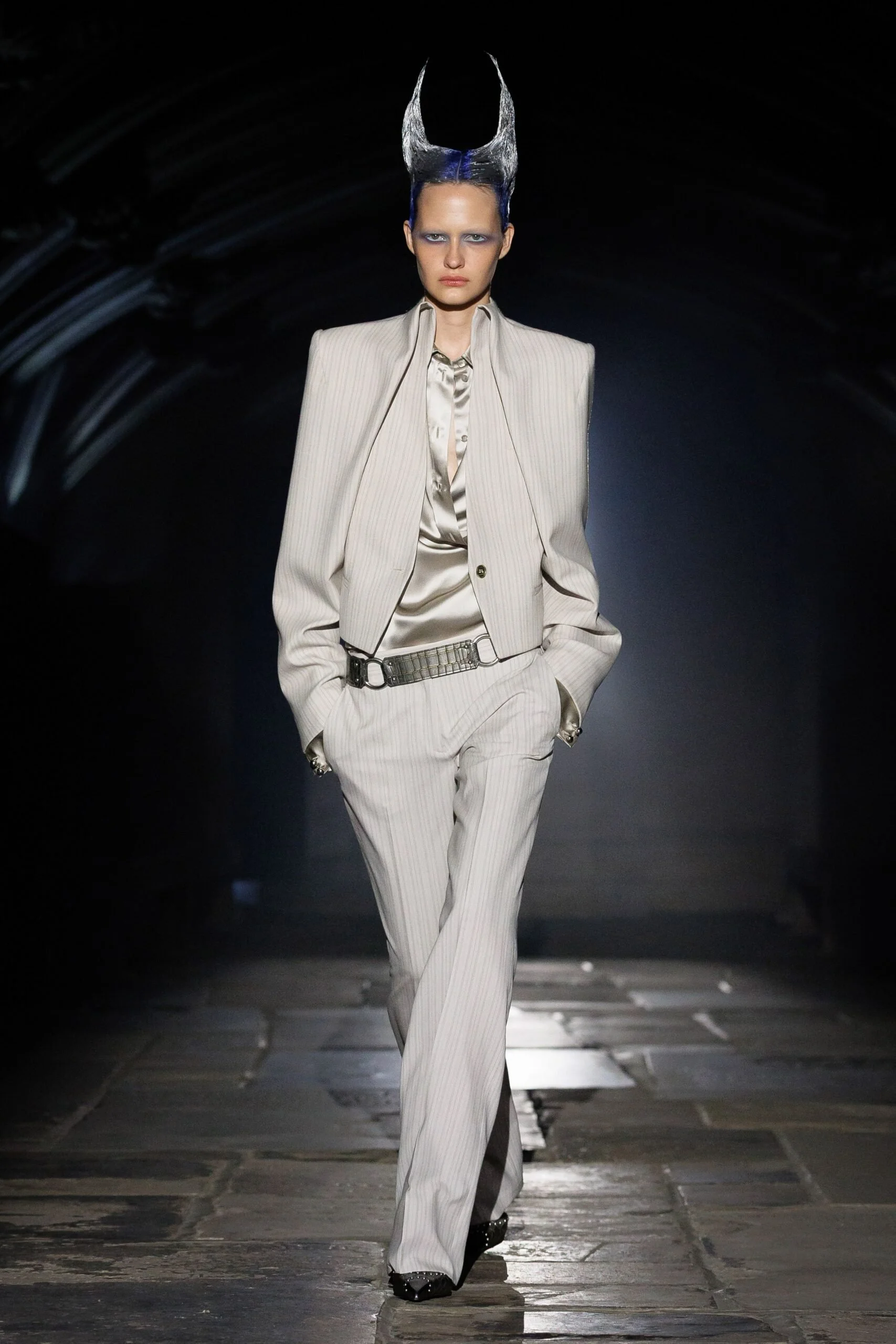 alexander-mcqueen-spring-2027-ready-to-wear-look-01-scaled.jpg