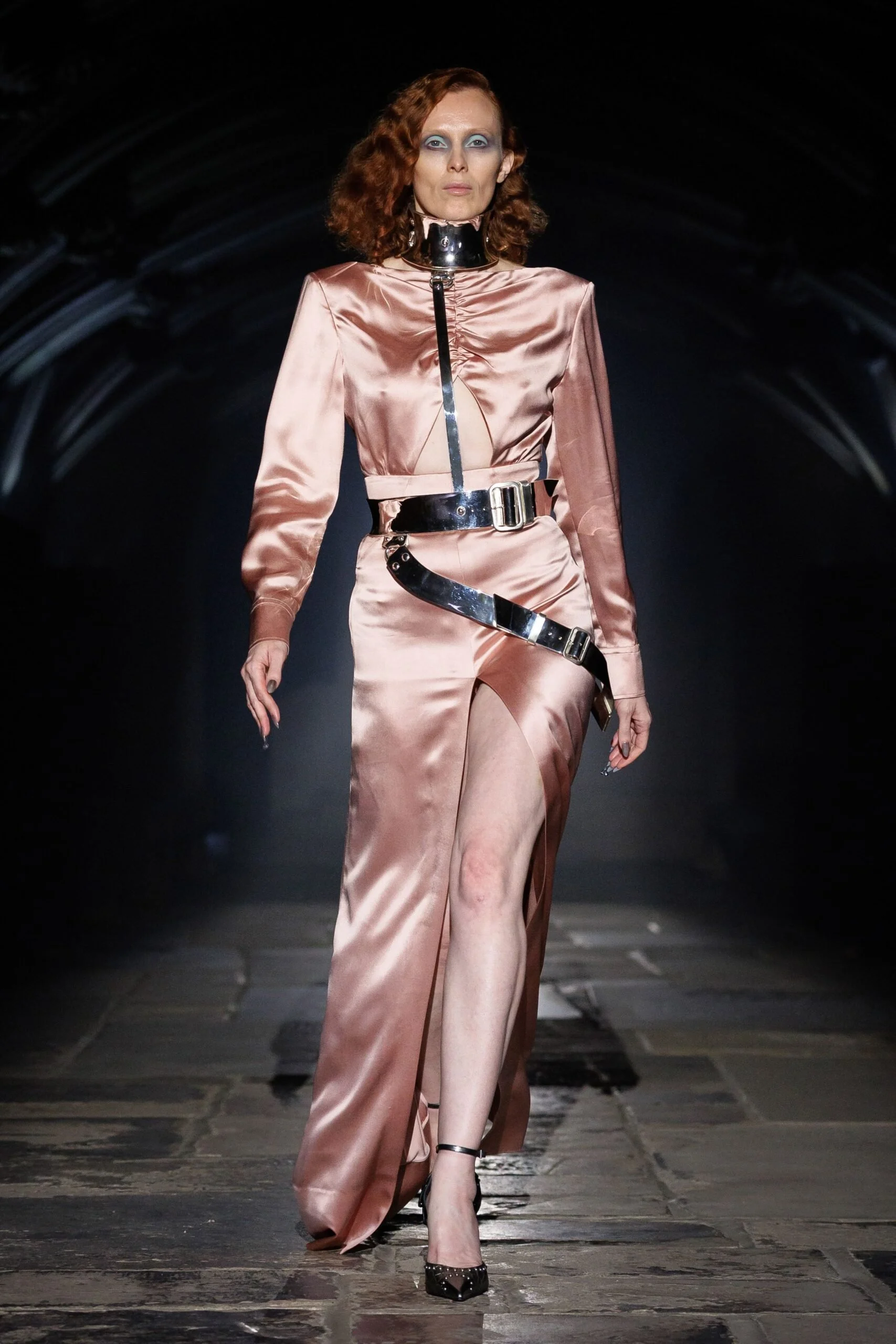 alexander-mcqueen-spring-2027-ready-to-wear-look-02-scaled.jpg
