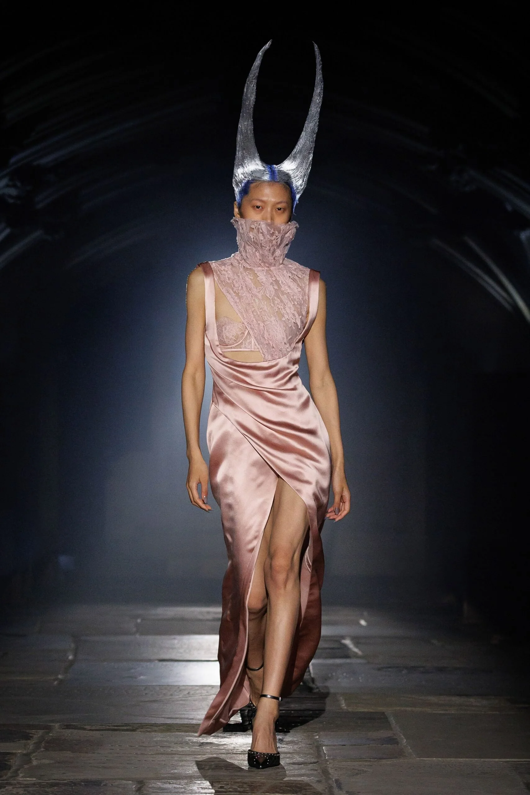 alexander-mcqueen-spring-2027-ready-to-wear-look-04-scaled.jpg