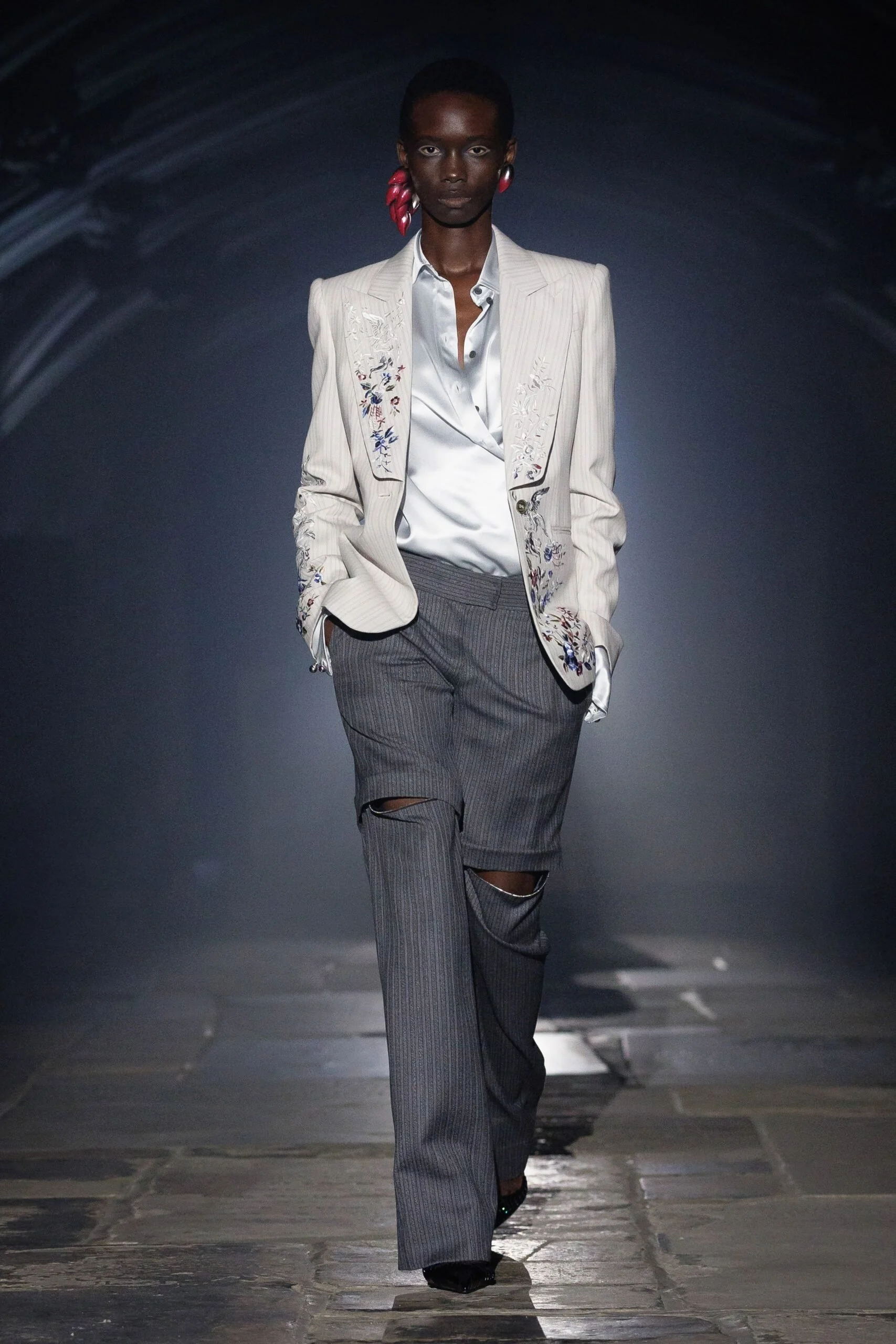 alexander-mcqueen-spring-2027-ready-to-wear-look-20-scaled.jpg