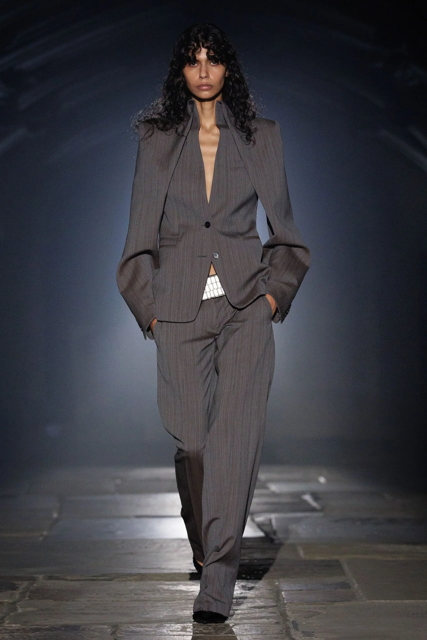 alexander-mcqueen-spring-2027-ready-to-wear-look-24-scaled.jpg
