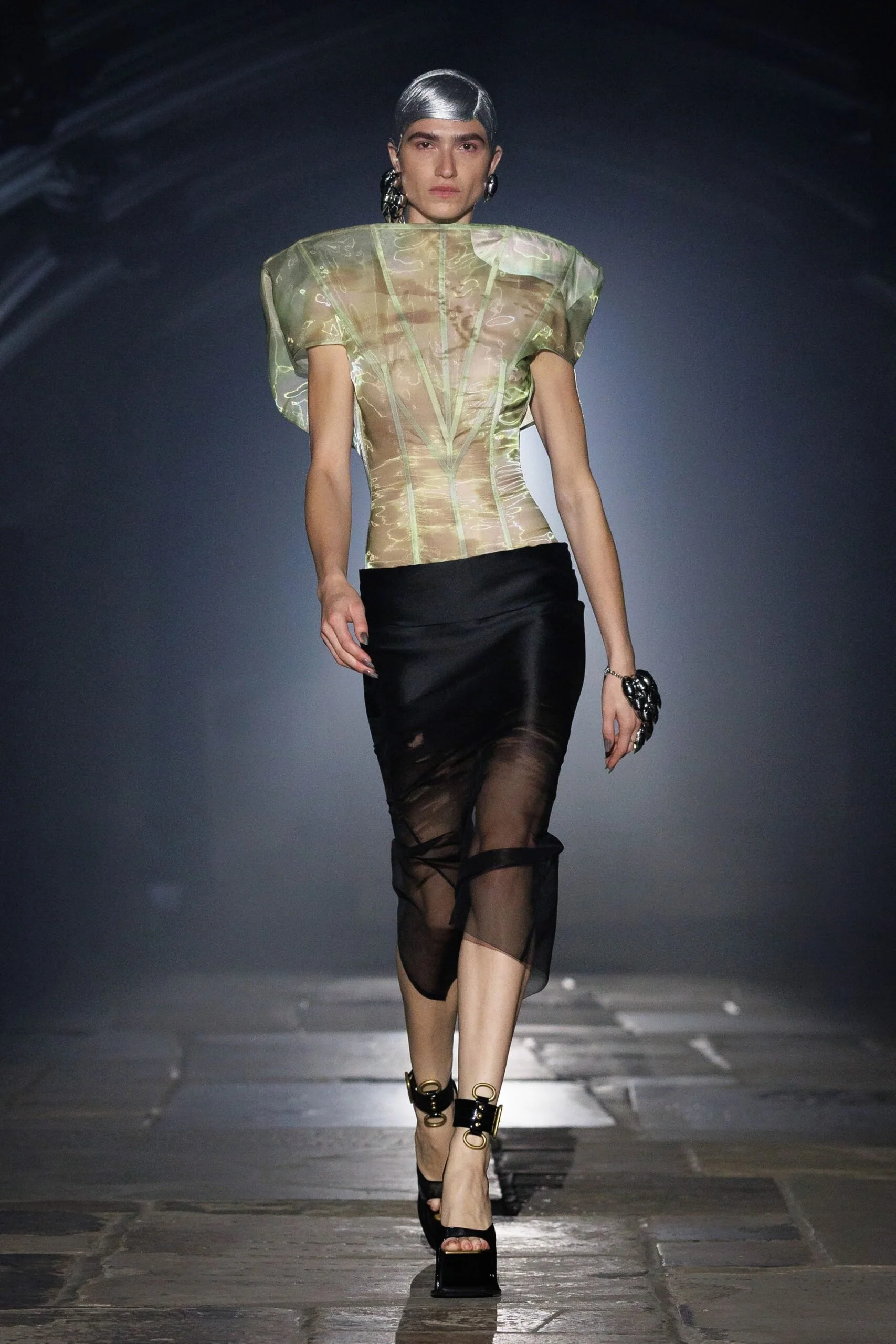 alexander-mcqueen-spring-2027-ready-to-wear-look-25-scaled.jpg