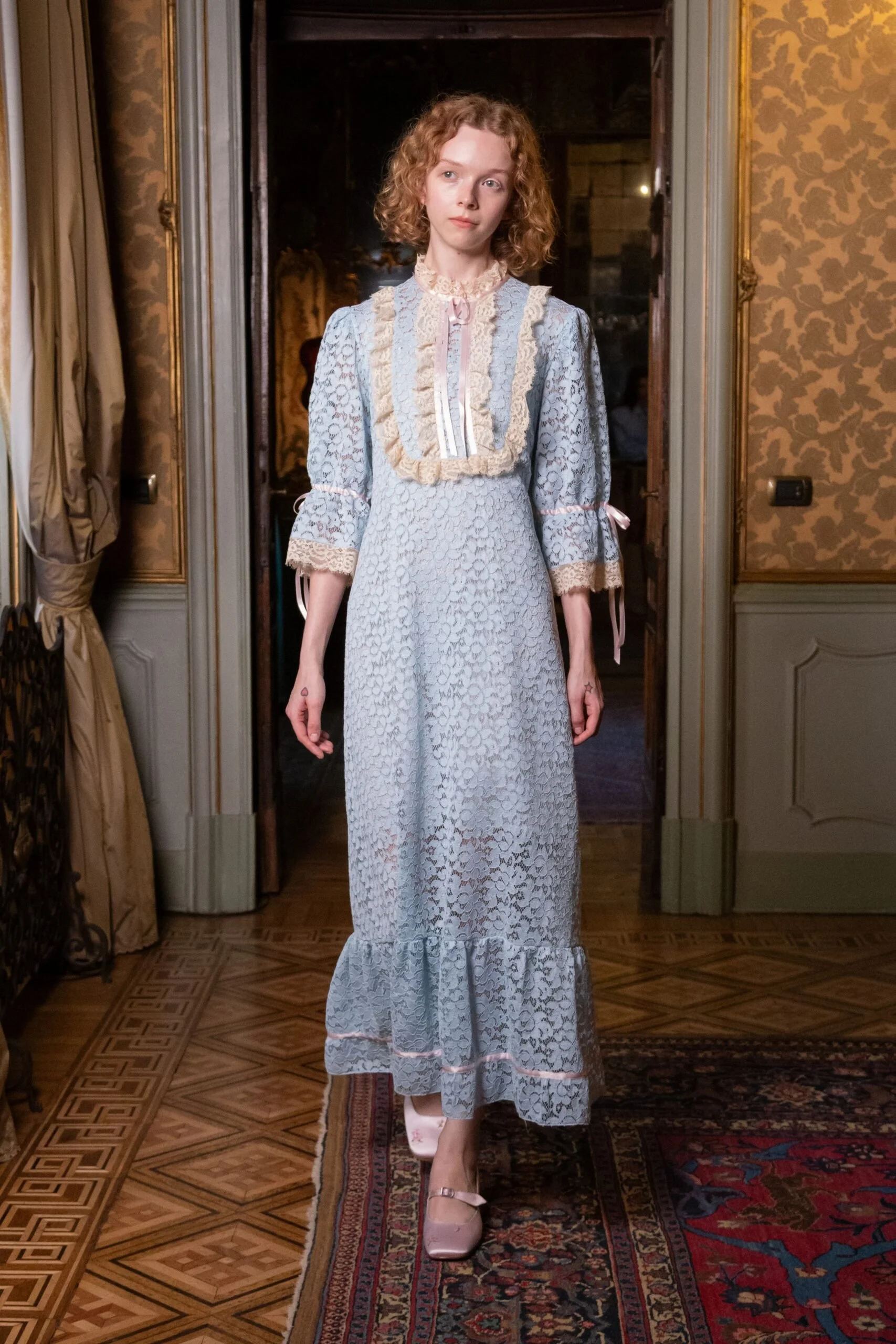 venerdi-pomeriggio-spring-2027-ready-to-wear-look-01-scaled.jpg