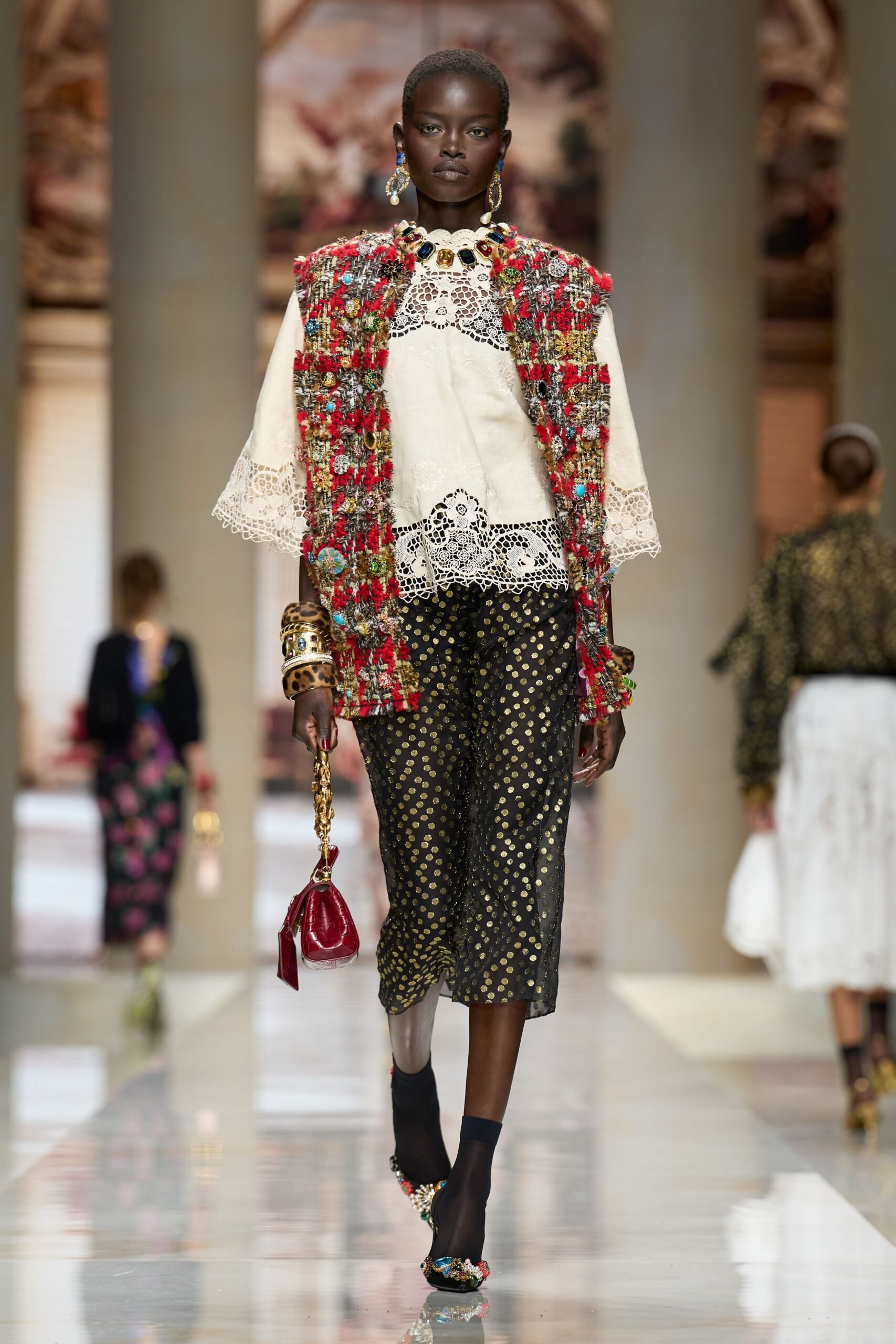 dolce-gabbana-spring-2027-ready-to-wear-look-15-scaled.jpg