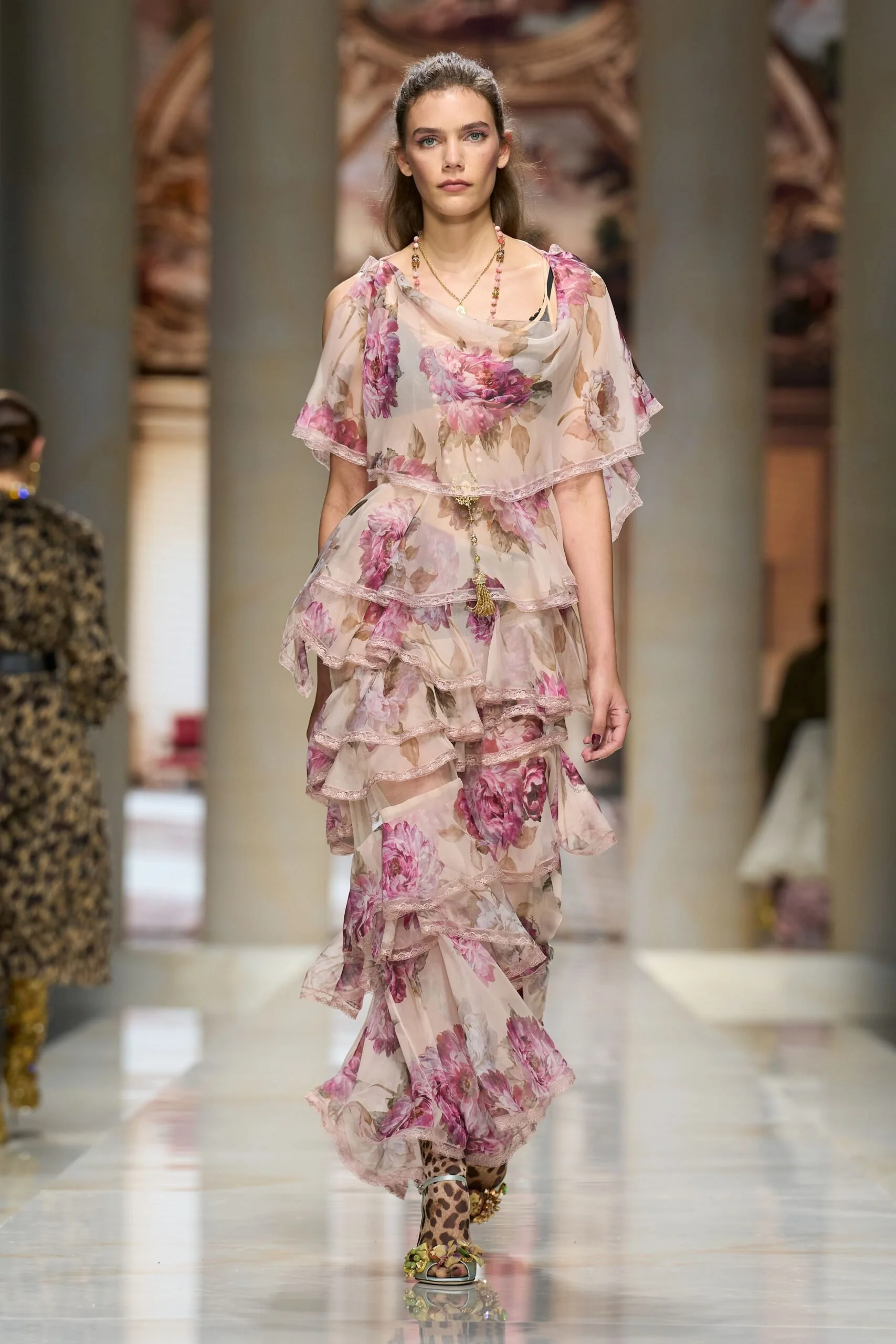 dolce-gabbana-spring-2027-ready-to-wear-look-16-scaled.jpg