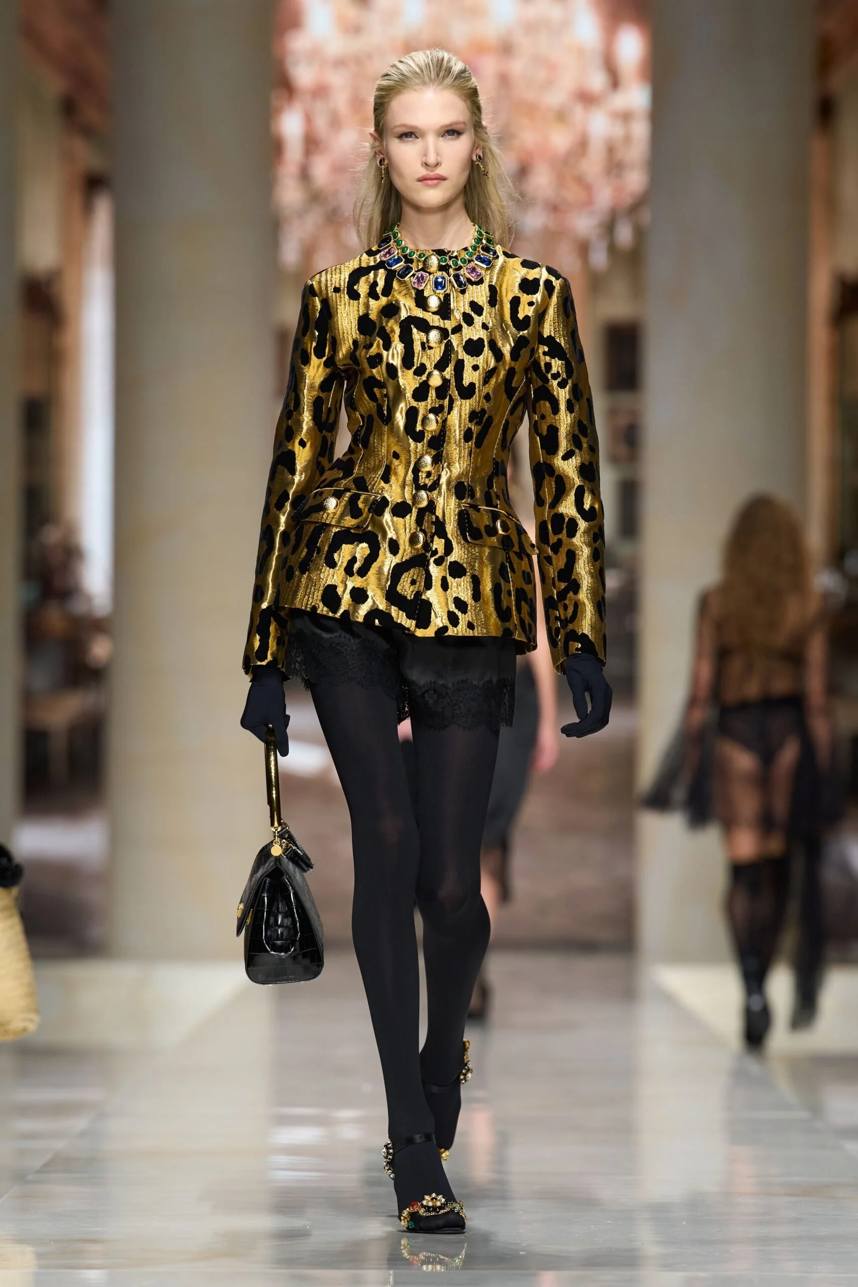dolce-gabbana-spring-2027-ready-to-wear-look-28-scaled.jpg