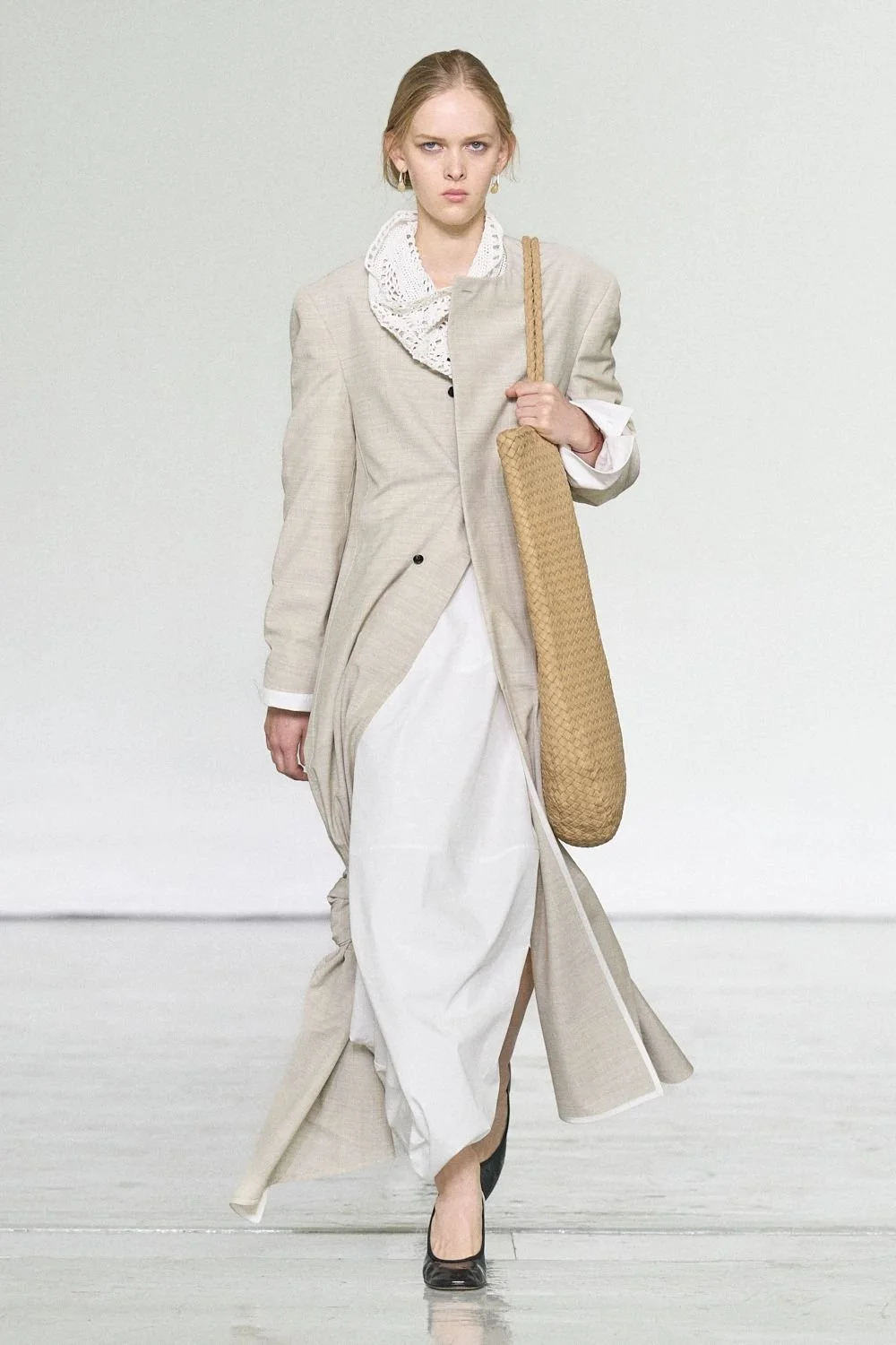 bottega-veneta-spring-2027-ready-to-wear-look-01.jpg