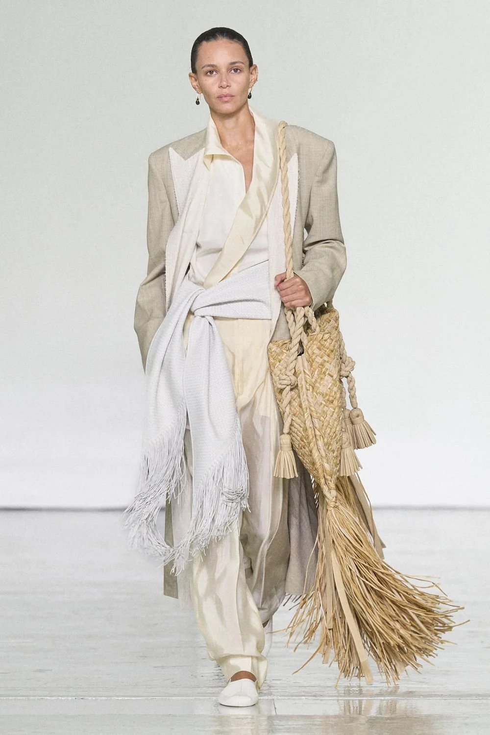 bottega-veneta-spring-2027-ready-to-wear-look-04.jpg
