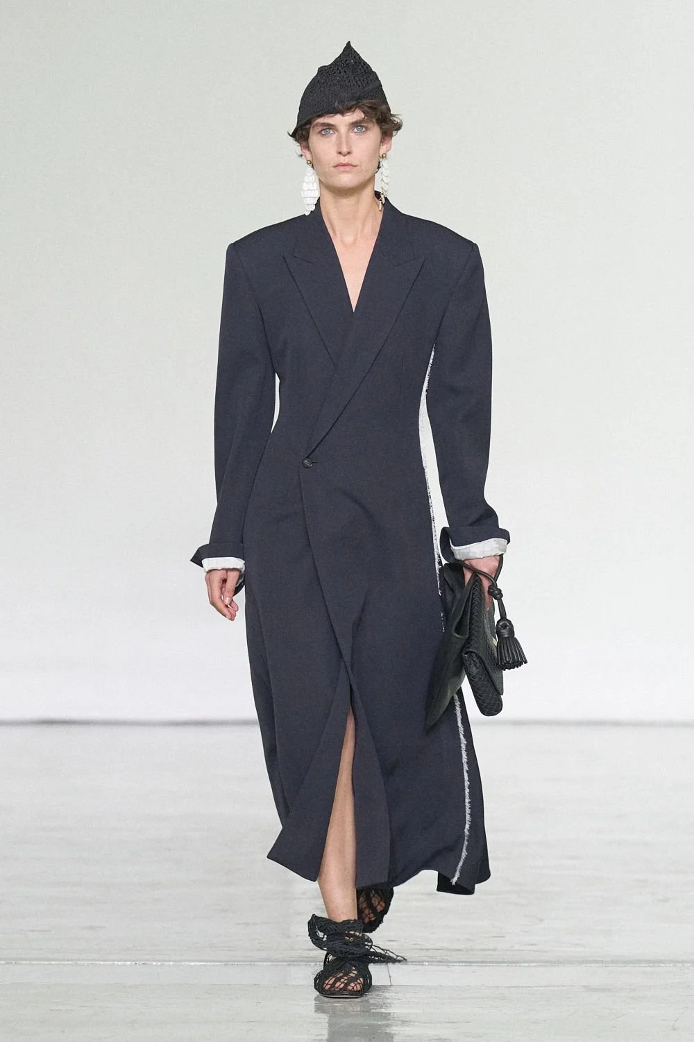 bottega-veneta-spring-2027-ready-to-wear-look-05.jpg