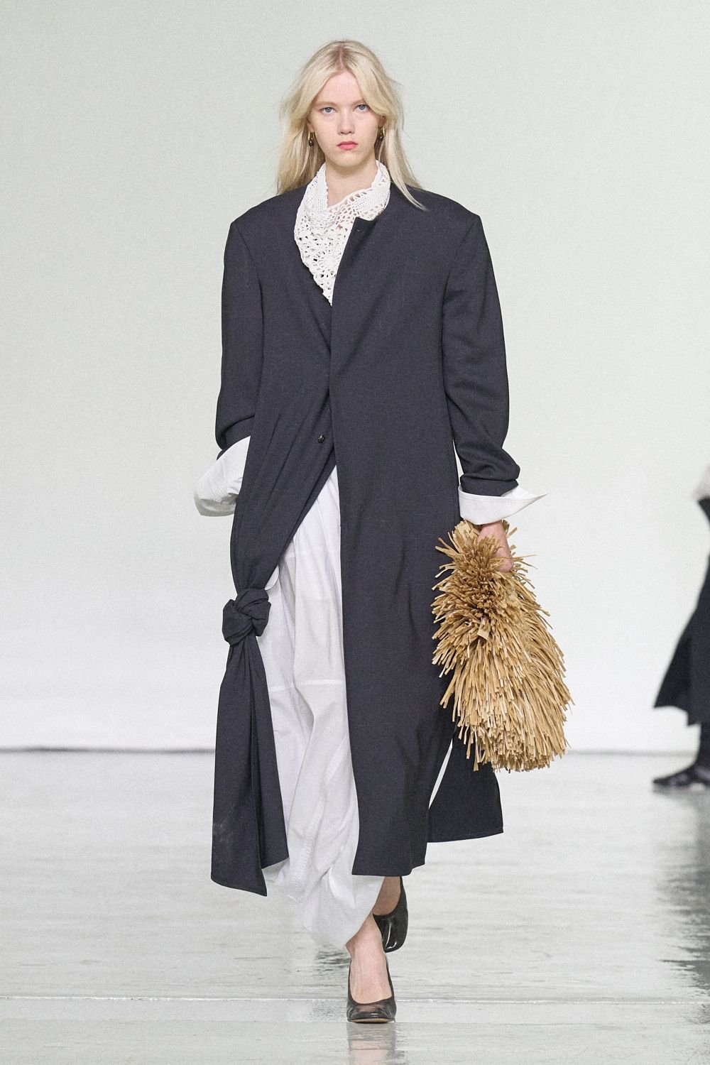 bottega-veneta-spring-2027-ready-to-wear-look-07.jpg