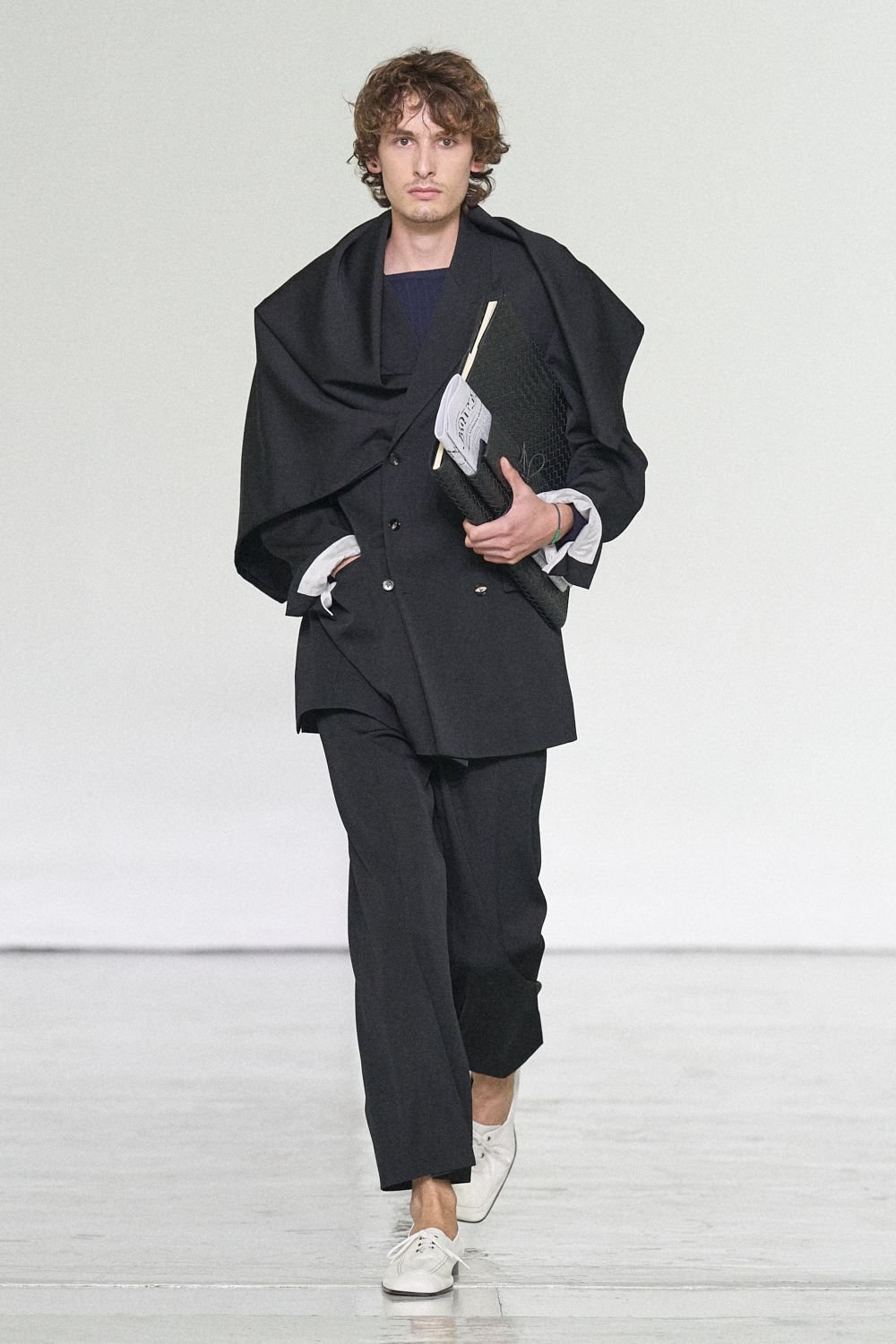 bottega-veneta-spring-2027-ready-to-wear-look-12.jpg